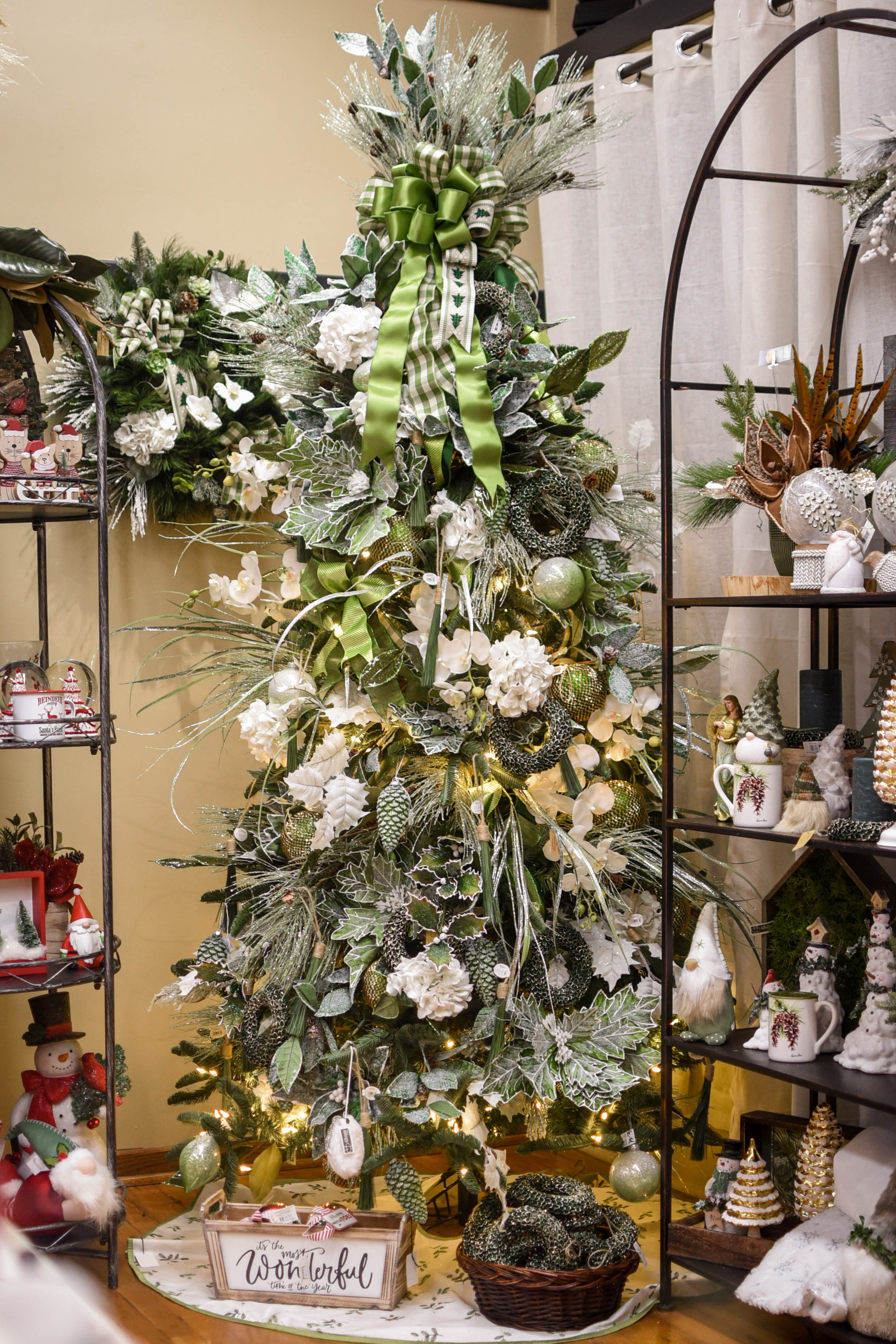 Familiar ties: Ribbons, airy colors and vintage decorations on trend this season - Vimarsana News