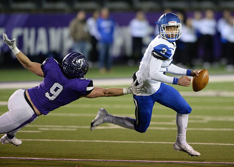 Kaiden Turner (9) pursues Conway quarterback Donovyn Omolo during Fayetteville's 29-21 victory over the Wampus Cats in last week's semifinal game at Harmon Field. Fayetteville and Bryant will now meet at War Memorial Stadium in Little Rock to decide the state championship in Class 7A. (NWA Democrat-Gazette/Andy Shupe)