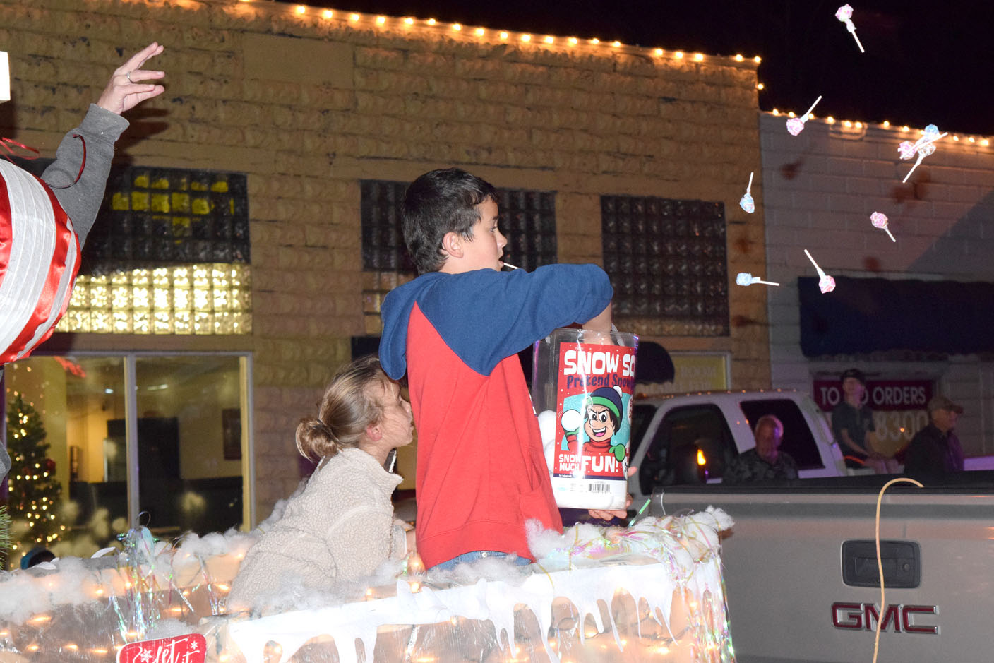 Storms fail to dampen Decatur Christmas Parade