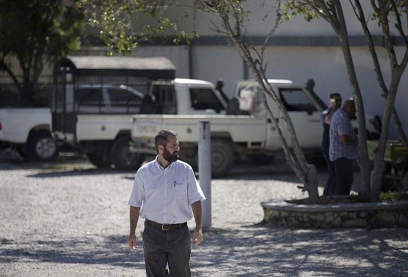 Una persona camina hacia el interior de las instalaciones de Christian Aid Ministries, el lunes 6 de diciembre de 2021, en Titanyen, al norte de Puerto Príncipe, Haití. (AP Foto/Odelyn Joseph)