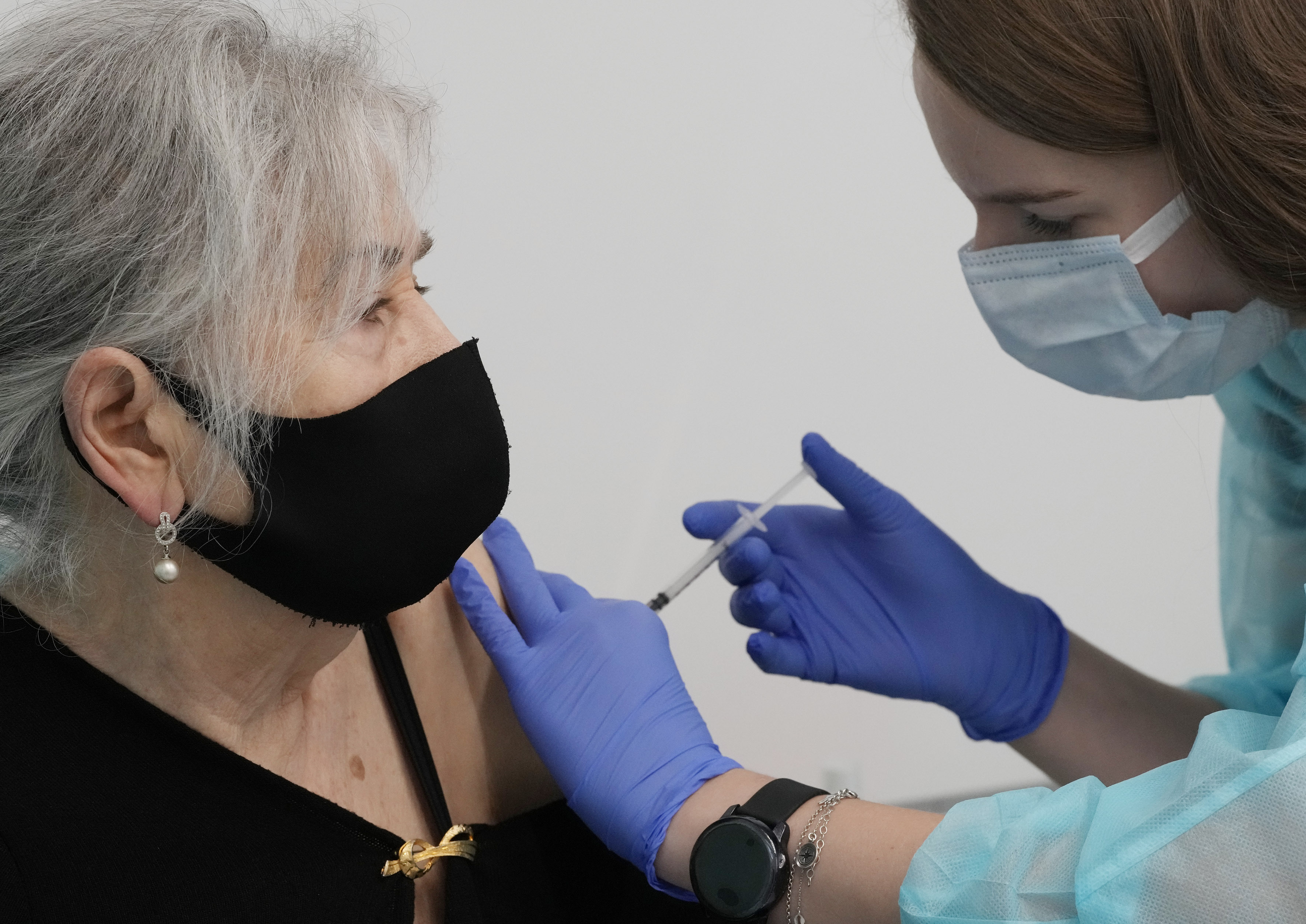 Poland leaders, health officials try to address vaccine resistance - Vimarsana News