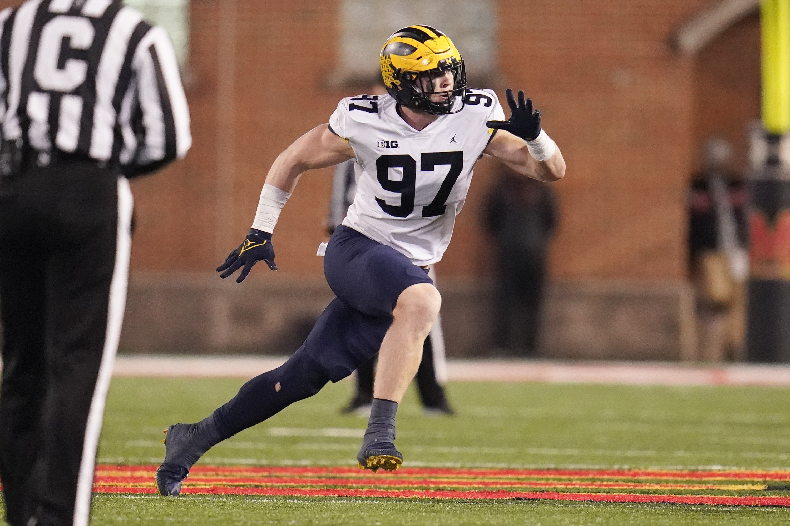 Defensive stars make strong case for Heisman - Vimarsana News