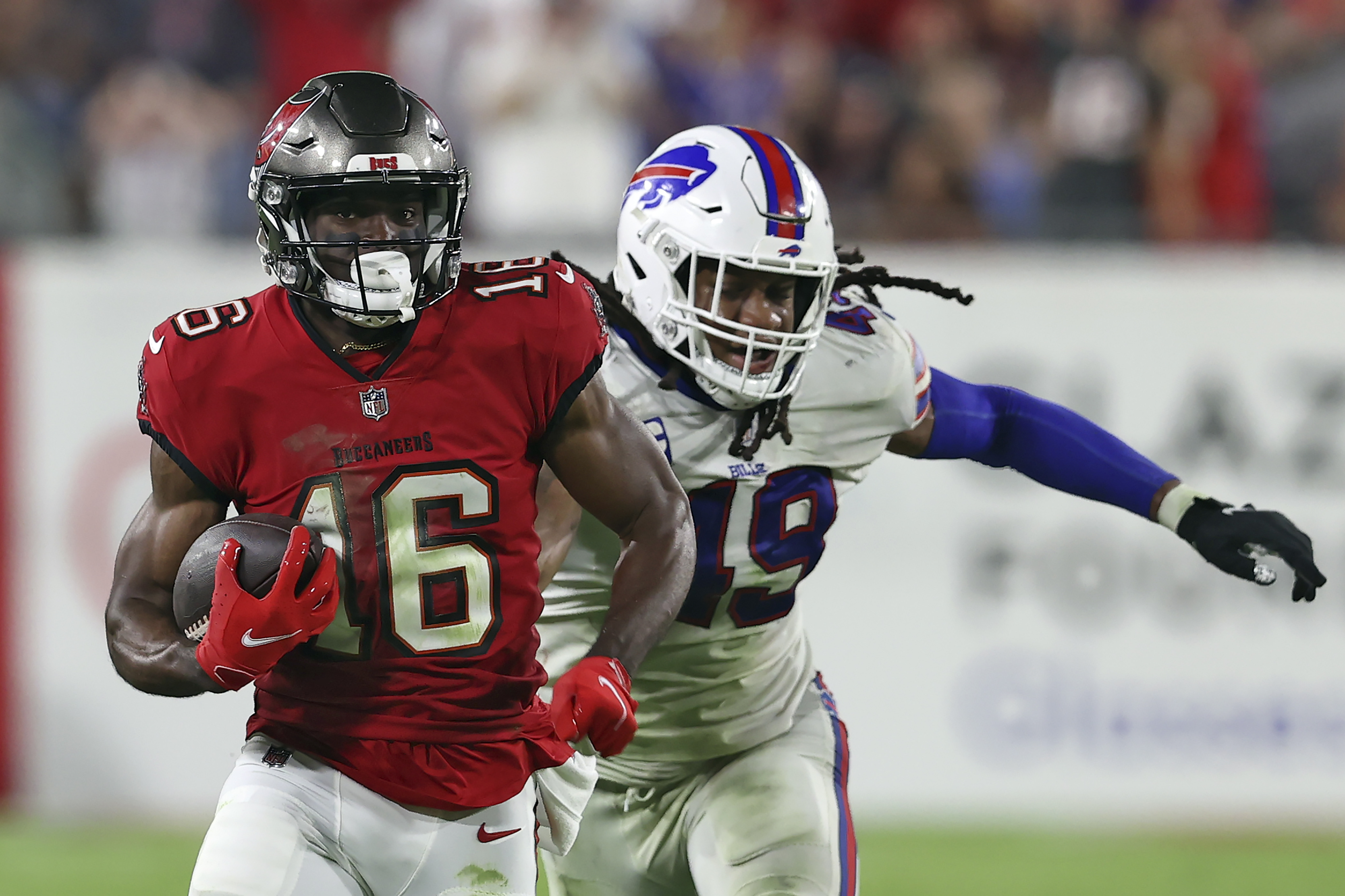 KANSAS CITY, MO - OCTOBER 10: Buffalo Bills middle linebacker Tremaine  Edmunds (49) in the second quarter of an NFL football game between the  Buffalo Bills and Kansas City Chiefs on Oct