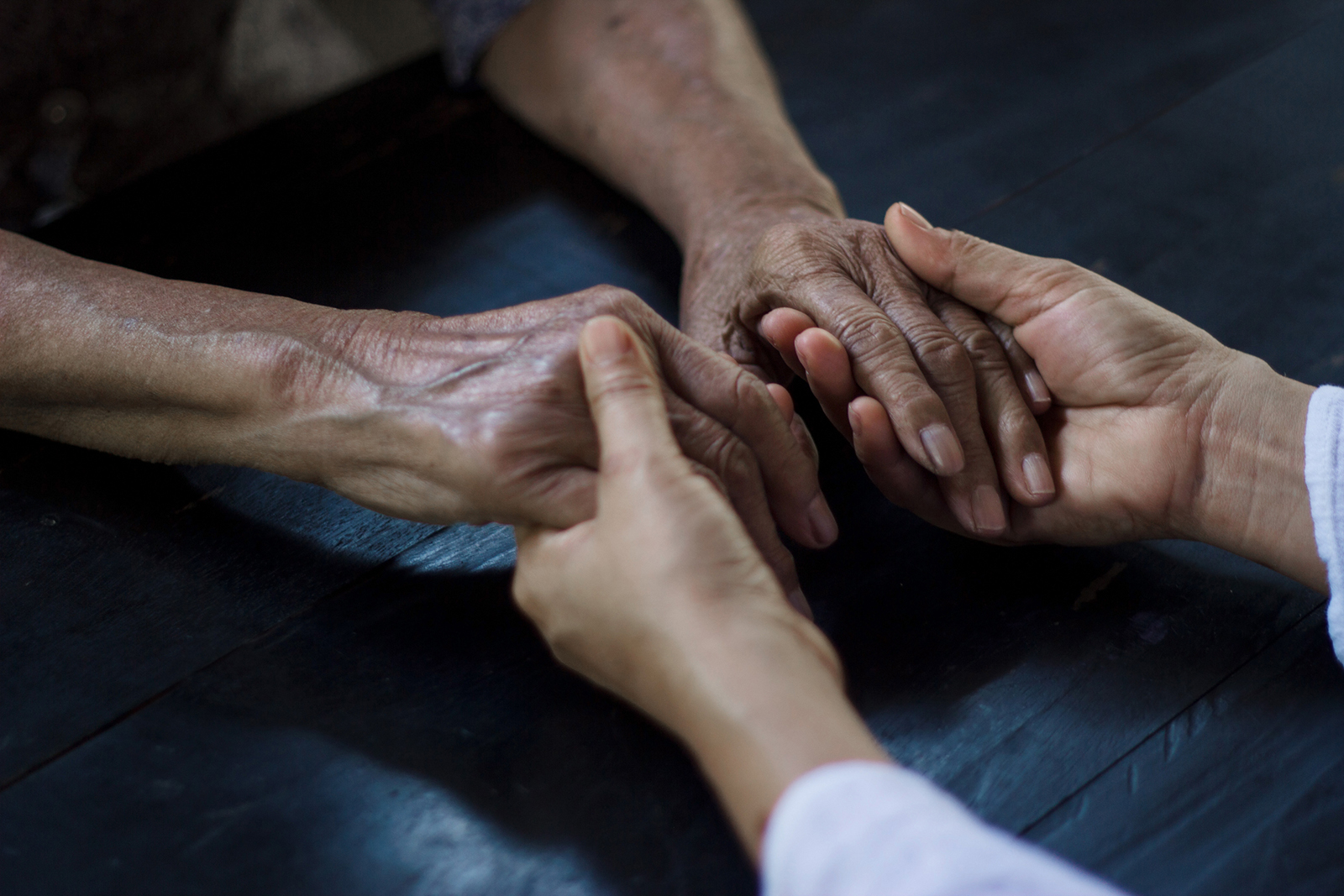 Holiday gatherings can be hard when a family member has dementia. Experts share tips - Vimarsana News
