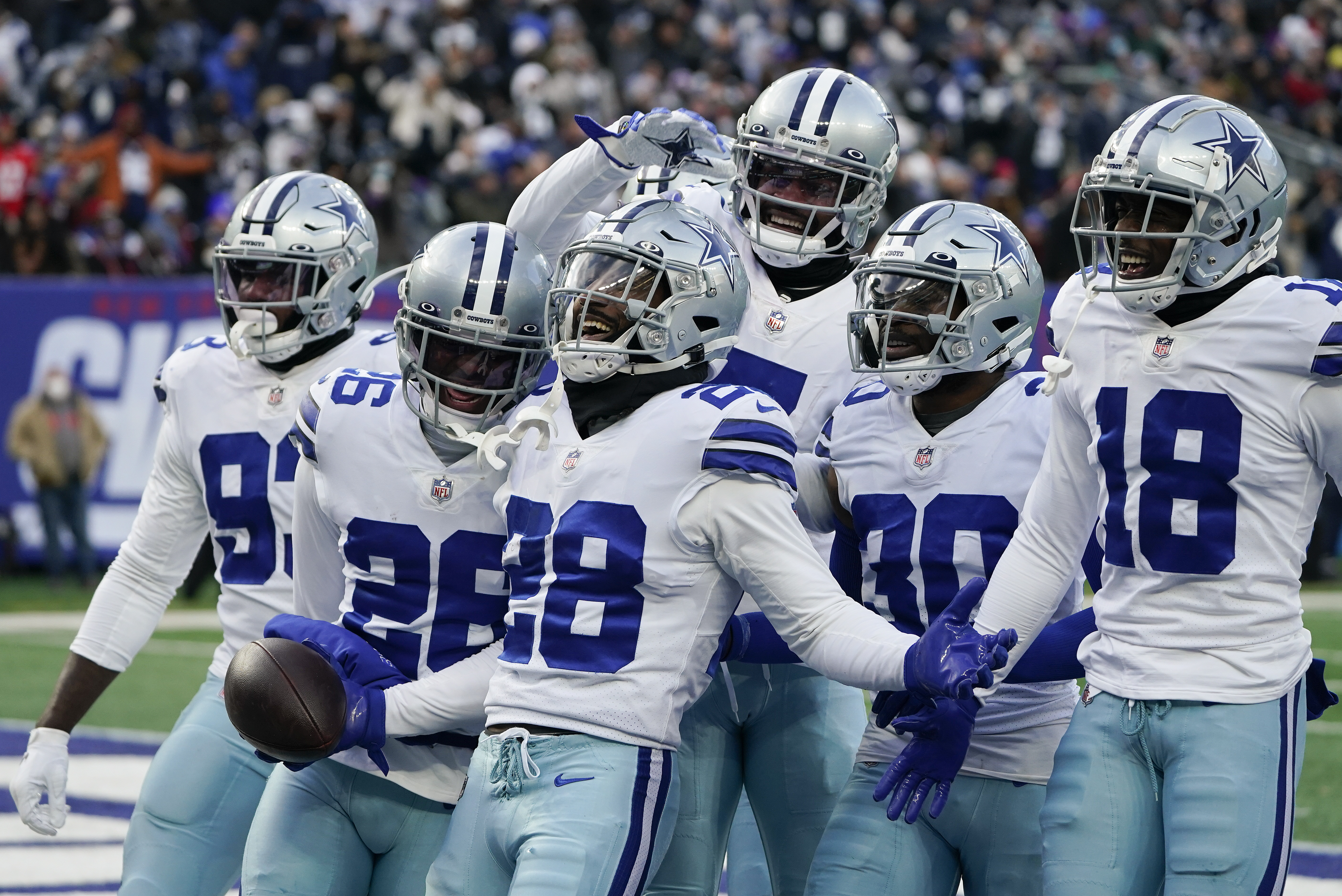 Defense's day: Cowboys force 4 turnovers, rip Giants