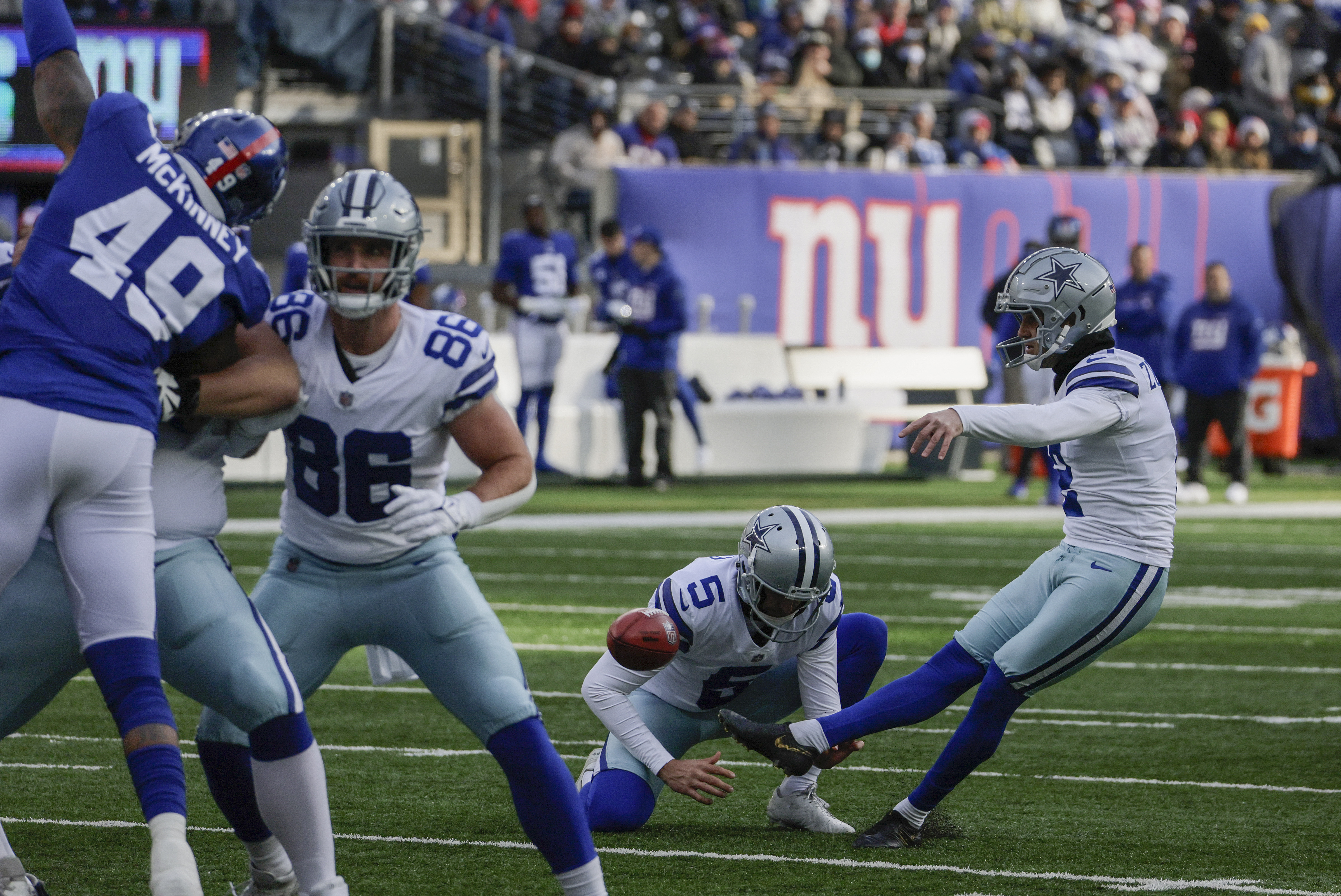 Giants leap over Cowboys and into NFL play-offs