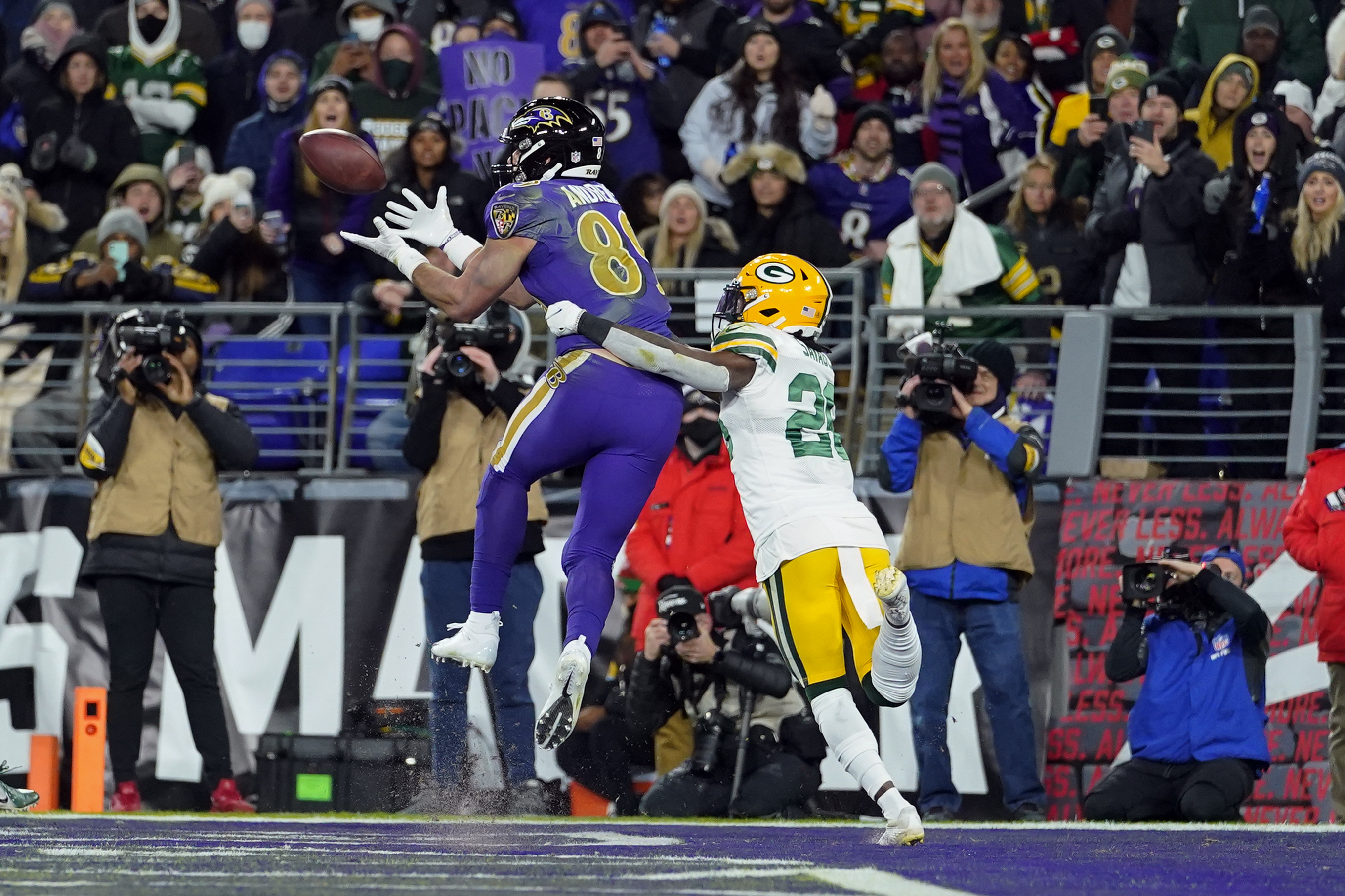 Baltimore Ravens quarterback Tyler Huntley rips a tight-window TD pass to  tight end Mark Andrews for first score of flag football game