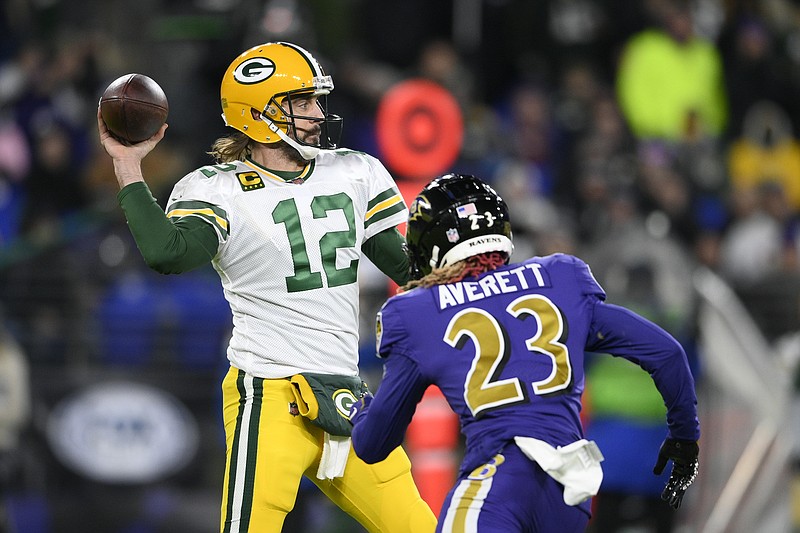 Baltimore Ravens quarterback Tyler Huntley rips a tight-window TD pass to  tight end Mark Andrews for first score of flag football game