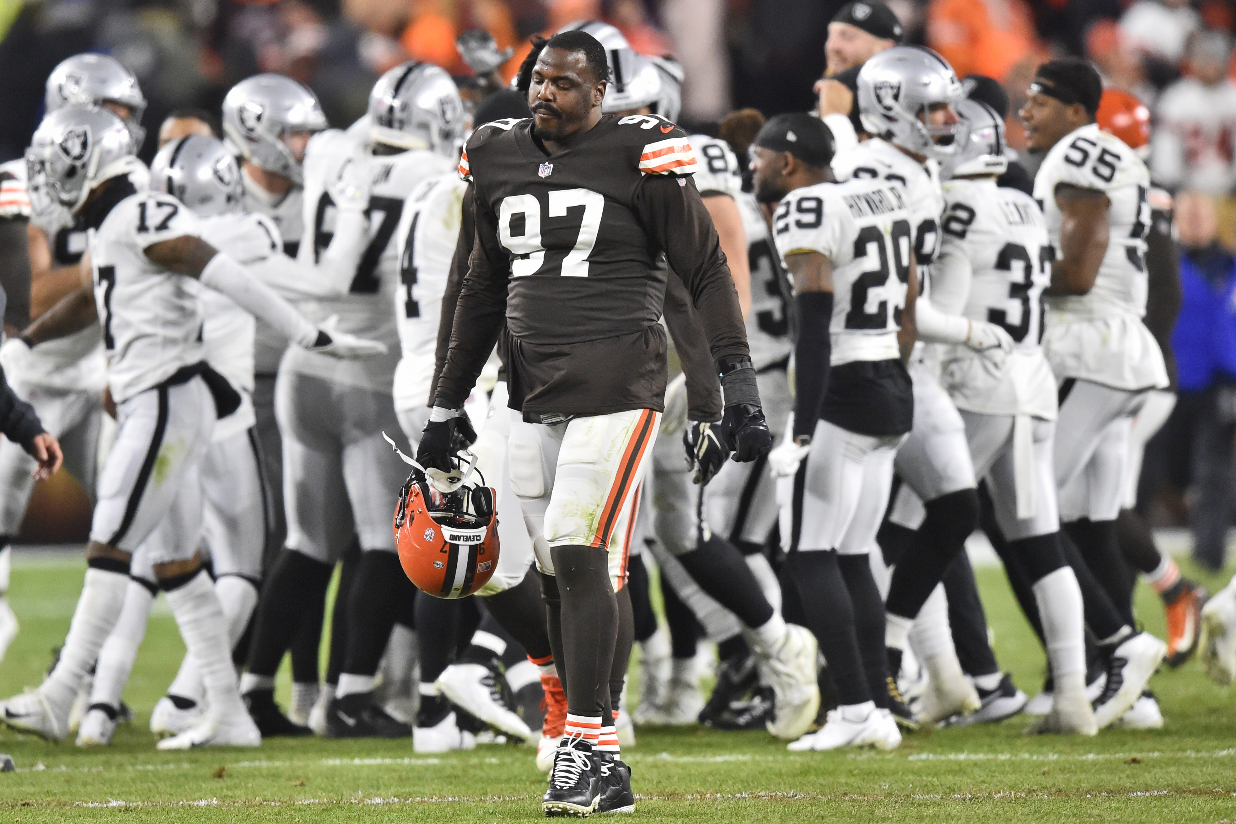 Carlson kicks Raiders by Browns