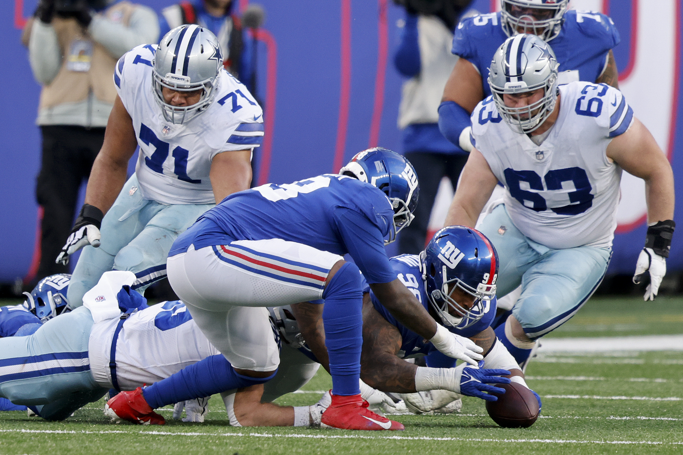 New York Giants inside linebacker Tae Crowder (48) in coverage during an  NFL football game against the Dallas Cowboys, Sunday, Dec. 19, 2021, in  East Rutherford, N.J. The Dallas Cowboys defeated the