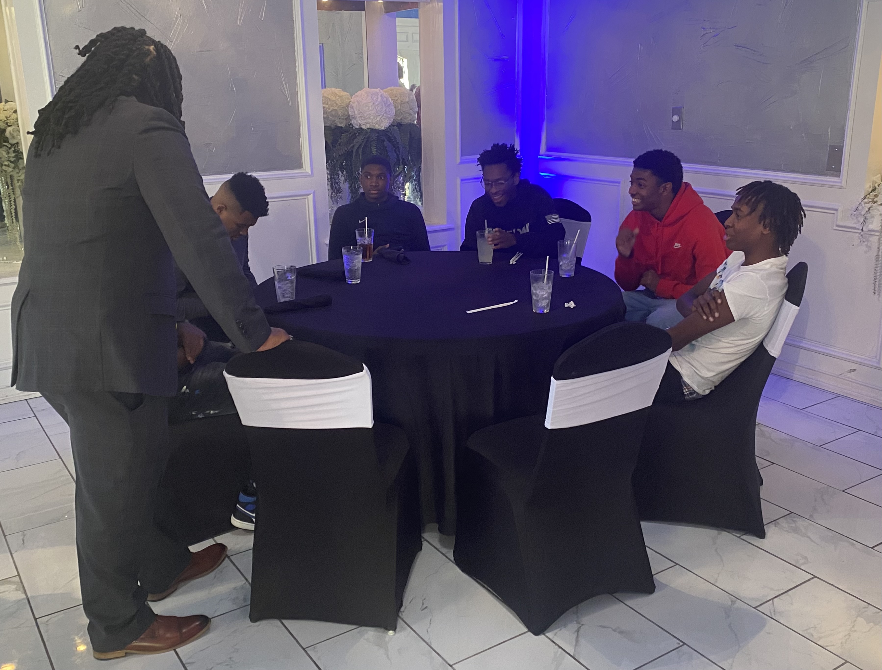 Brighter Tomorrow, Texarkana restaurant treat L-E basketball team to dinner - Vimarsana News