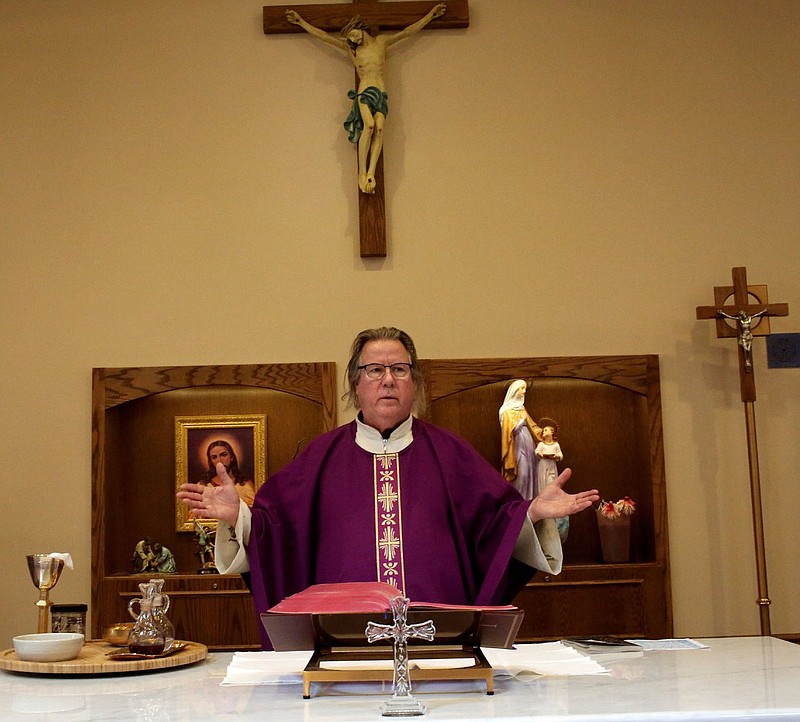 Rev. John Corbett holds Sunday Mass at Stella Maris, a Roman Catholic Chapel in Newark, N.J. on December 19, 2021. MUST CREDIT: Photo for The Washington Post by Yana Paskova