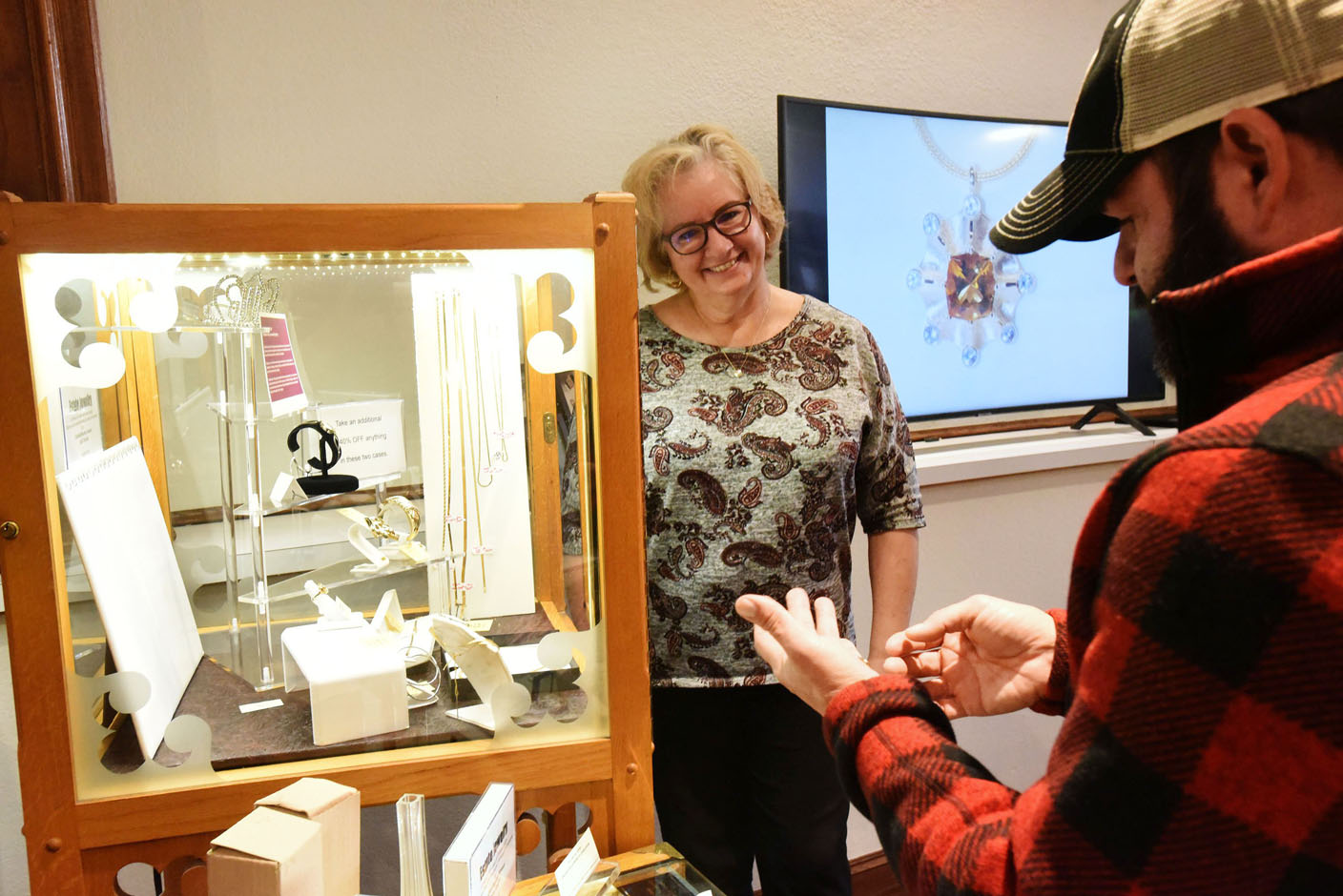 Golden's Designer Jewelry in Rogers closing; couple retiring after 47 years in jewelry business - Vimarsana News