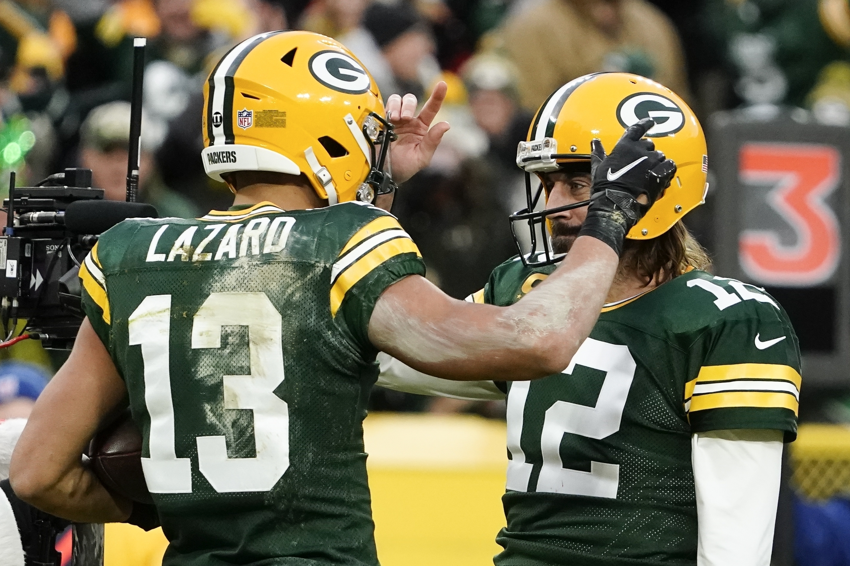 Rodgers breaks Favre's career TD mark as Packers hold off Browns