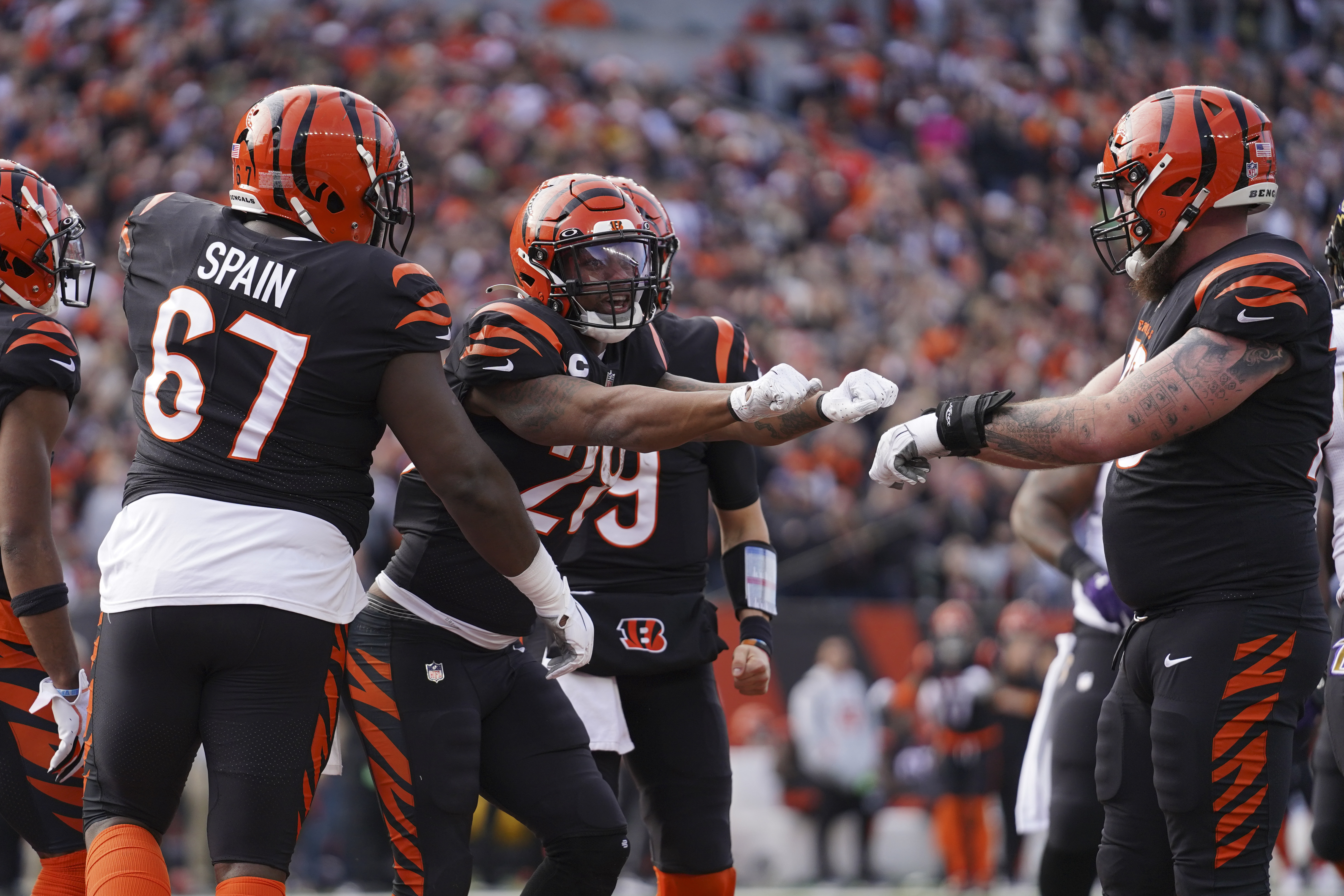 Burrow's 525 yards, 4 TDs catapult Bengals