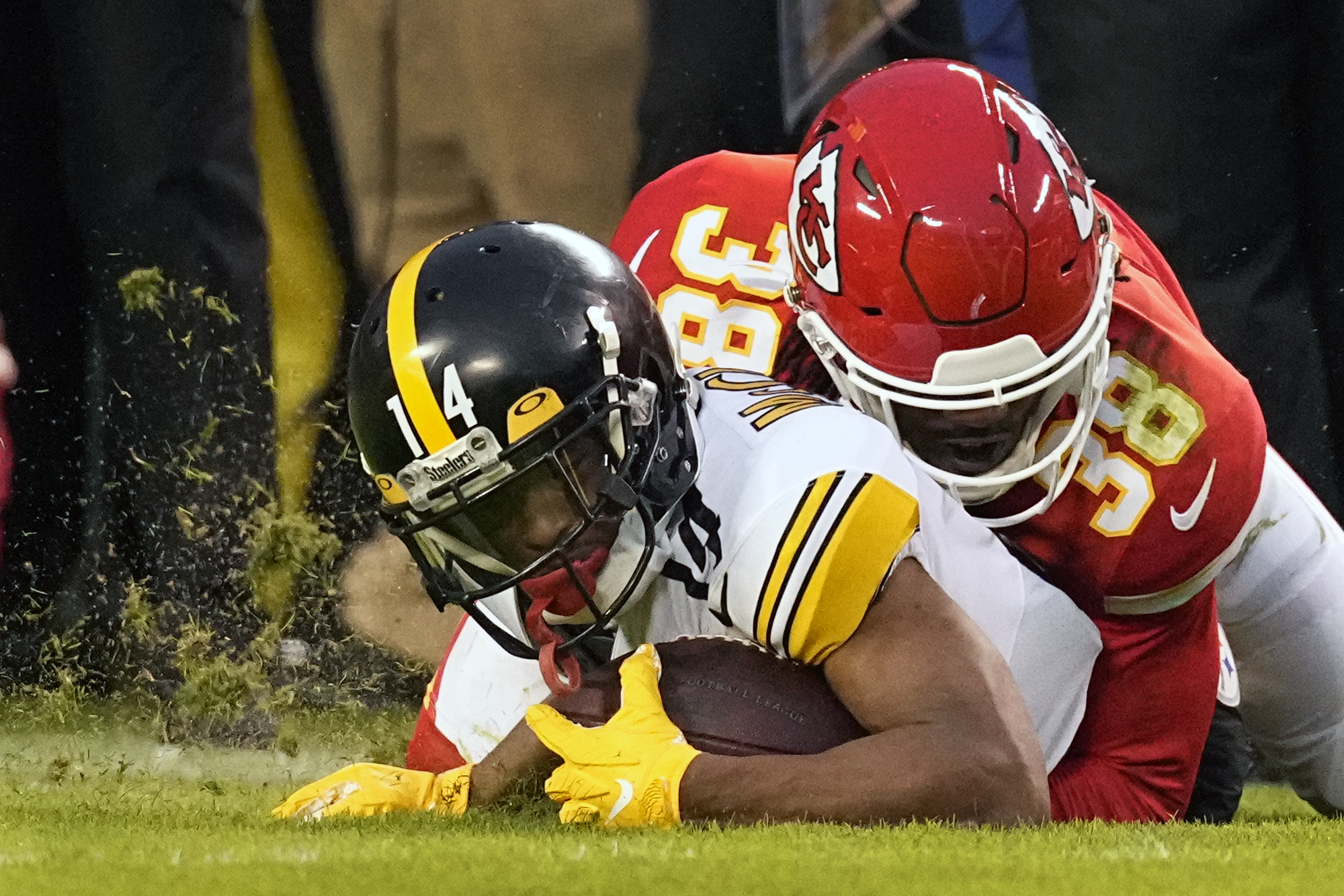 Patrick Mahomes leads Chiefs to wild-card romp over Steelers