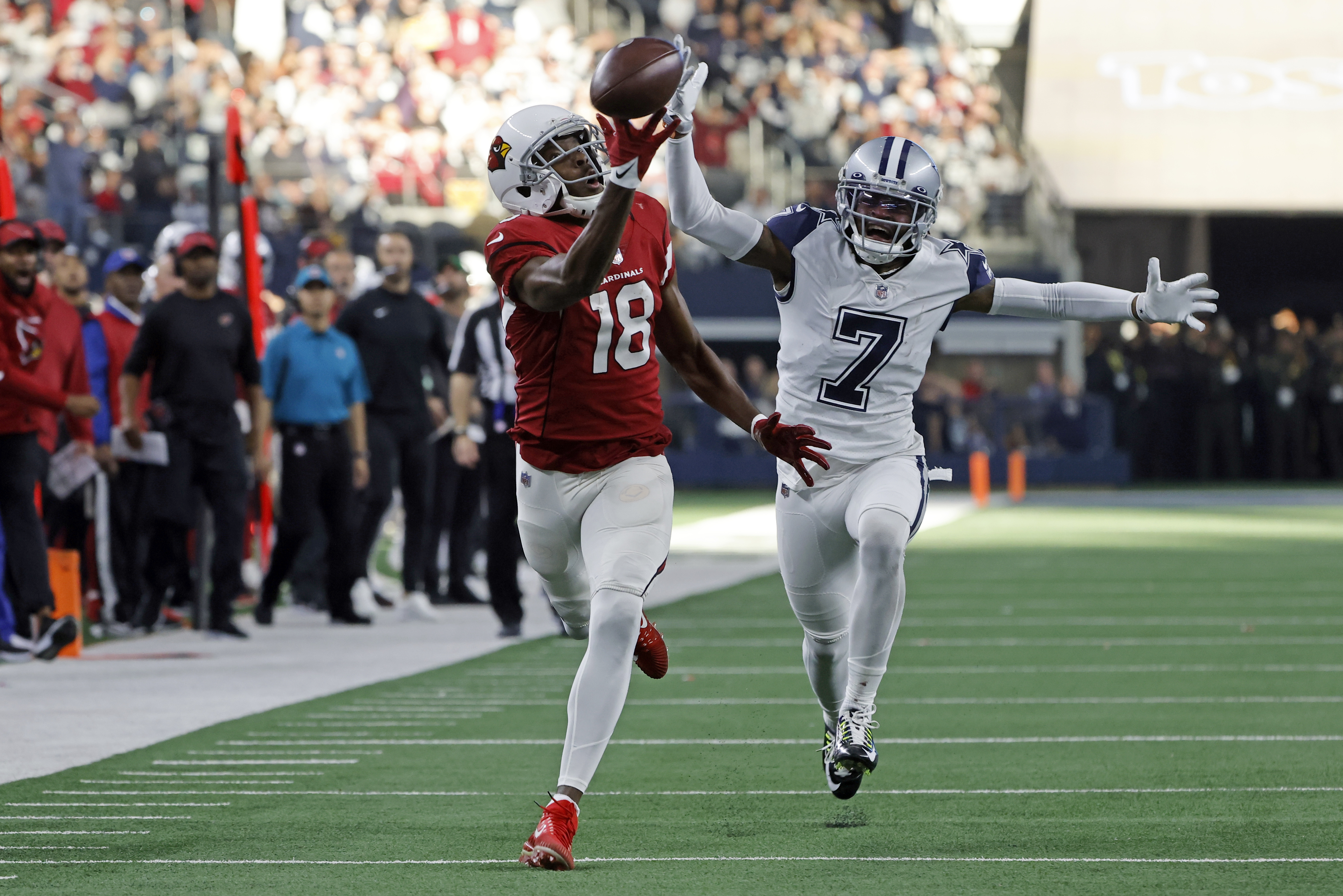 Arizona Cardinals Jonatan Ward makes a catch as Dallas Cowboys Nahshon  Wright defends during their N