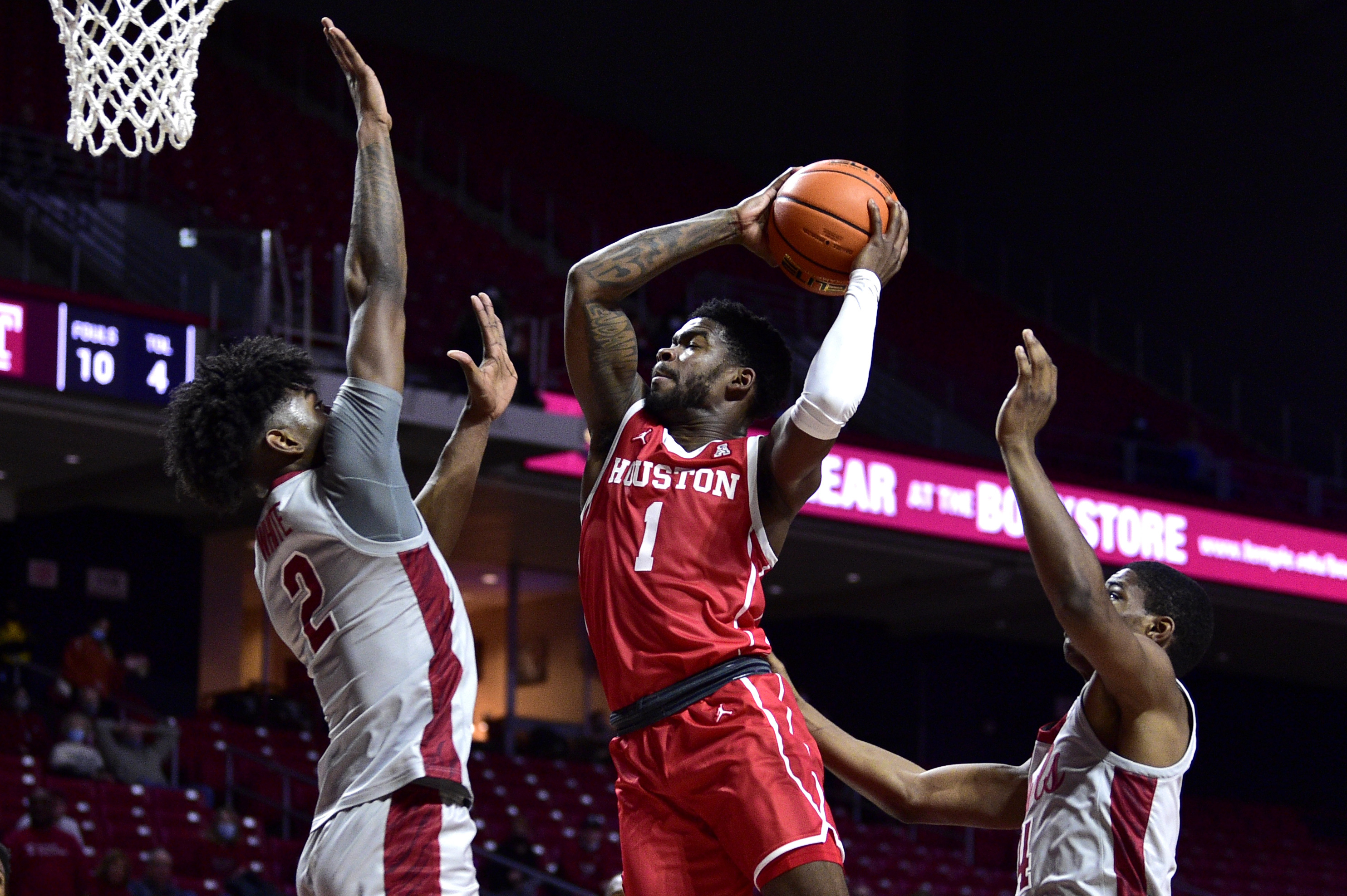 White, Shead help No. 12 Houston hold off Temple, 66-61 - Vimarsana News