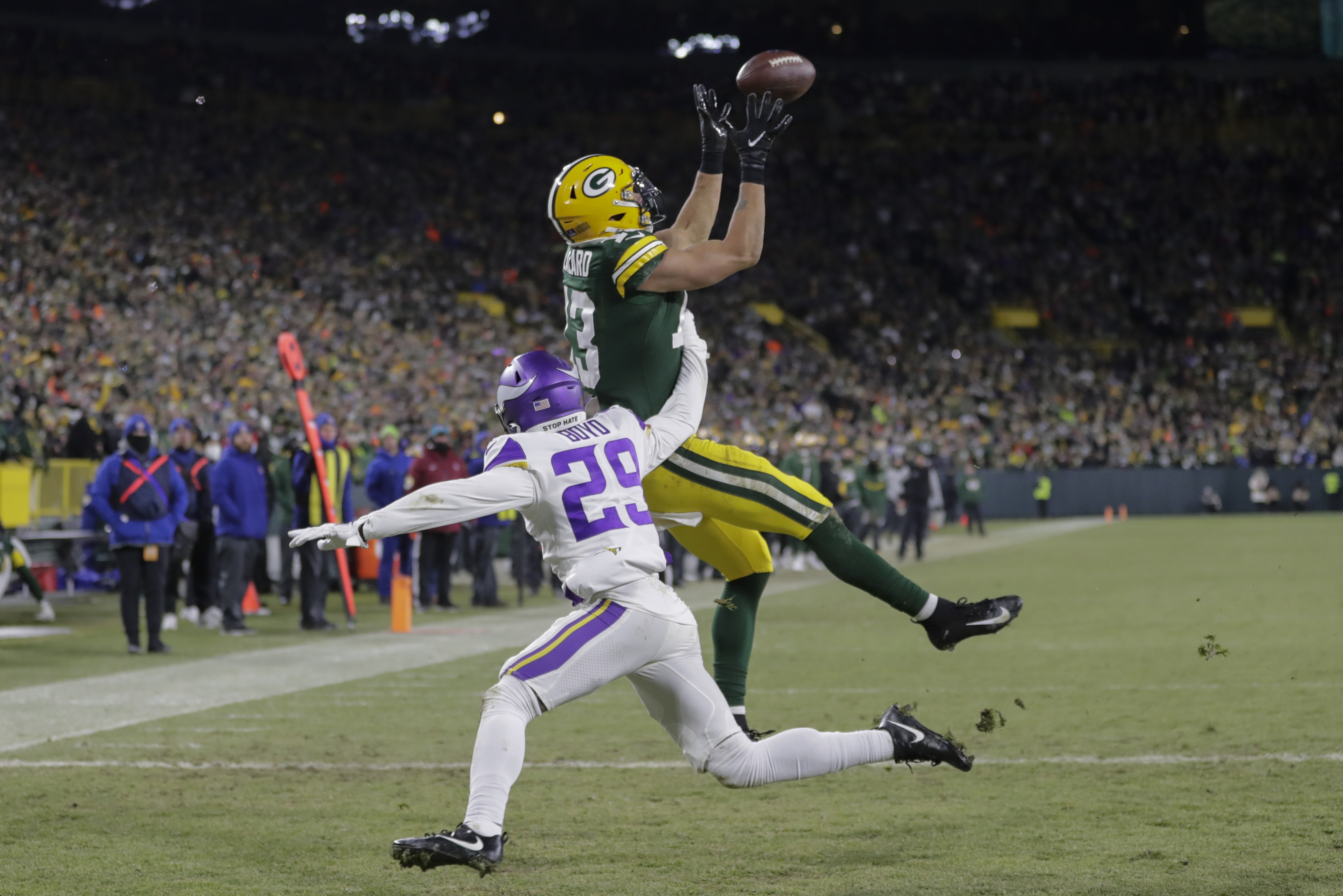 Packers smash Vikings, move within one win of playoff berth