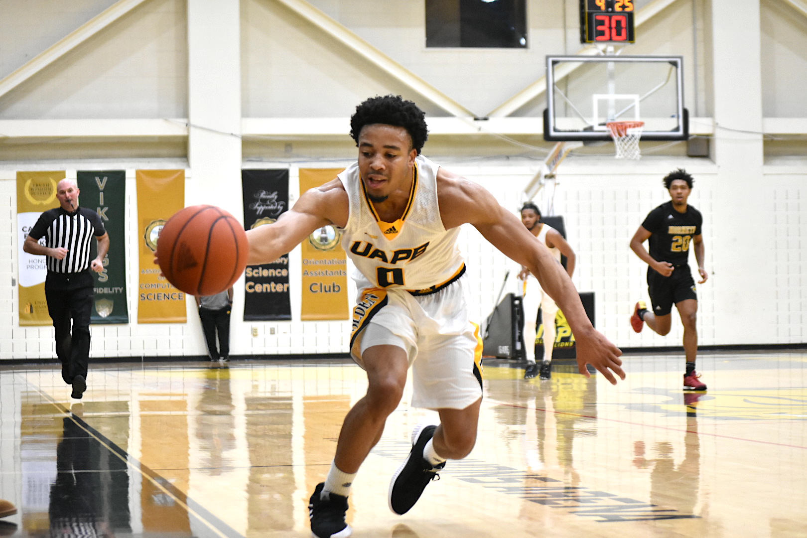 Golden Lions squeeze by Hornets