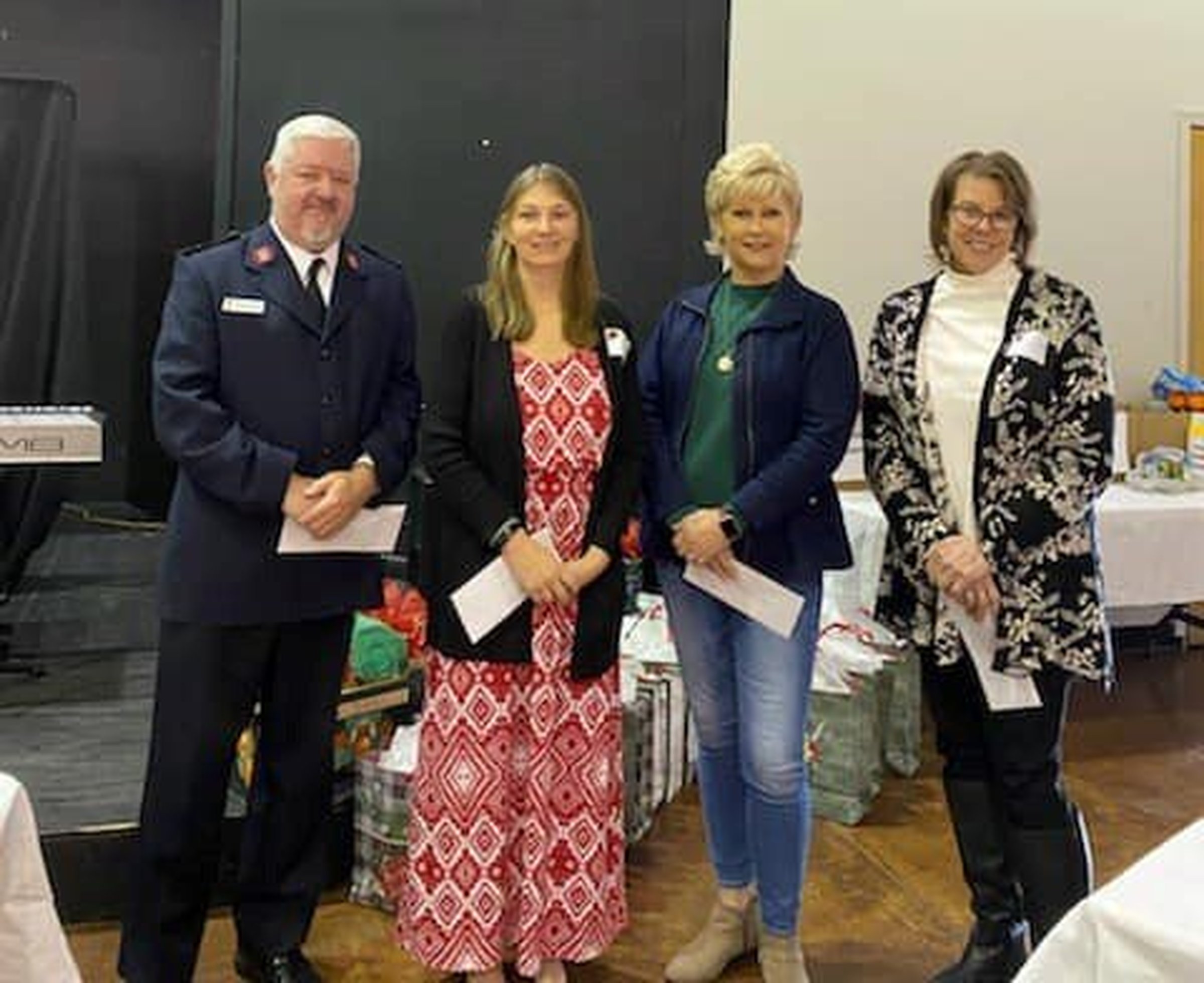 Homemakers Club gives to food pantries