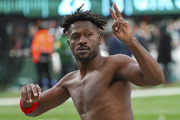 WR Antonio Brown 'no longer a Buc' after exiting field during win over Jets