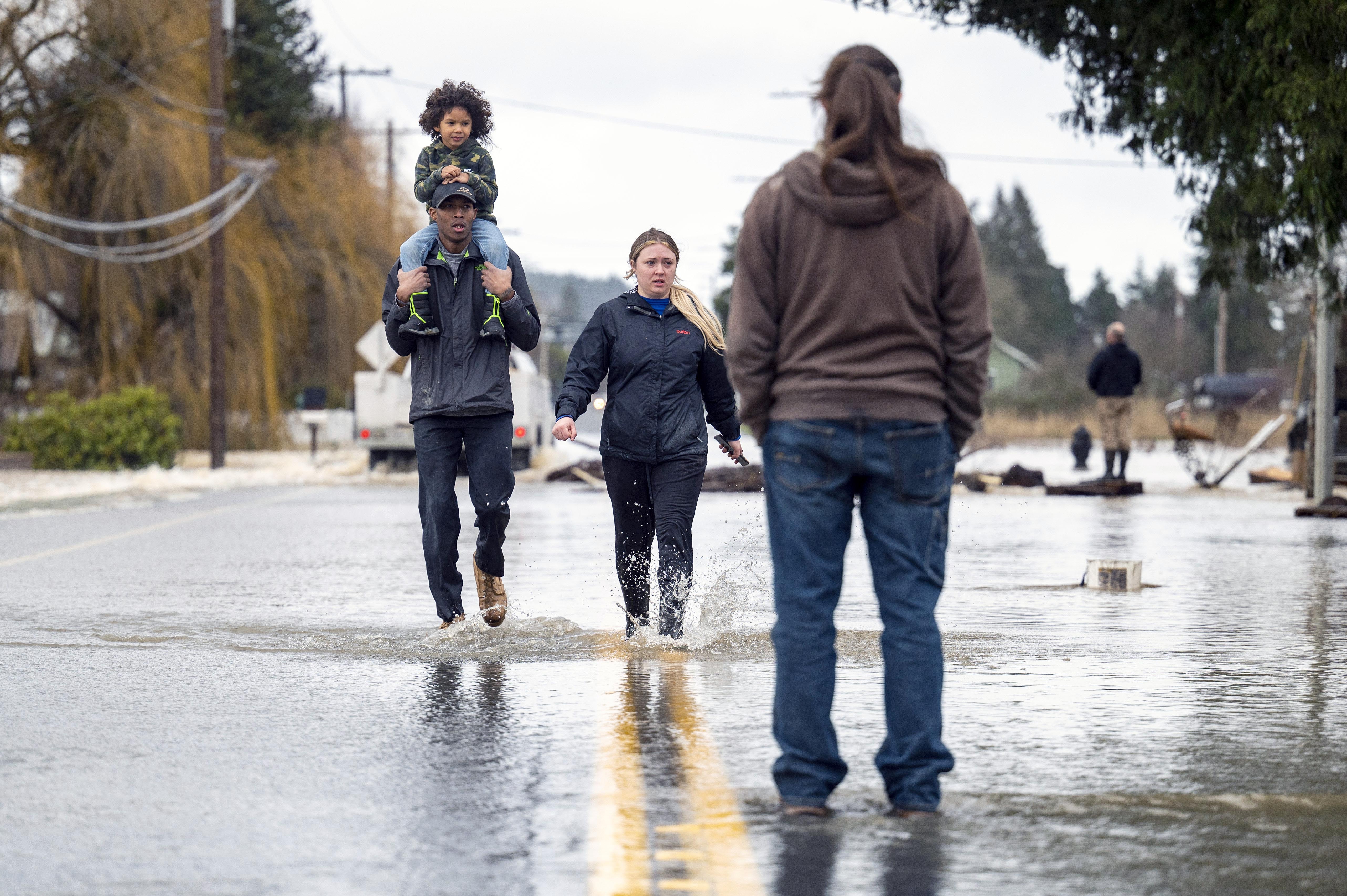 1 missing in Pacific Northwest flooding, slides - Vimarsana News