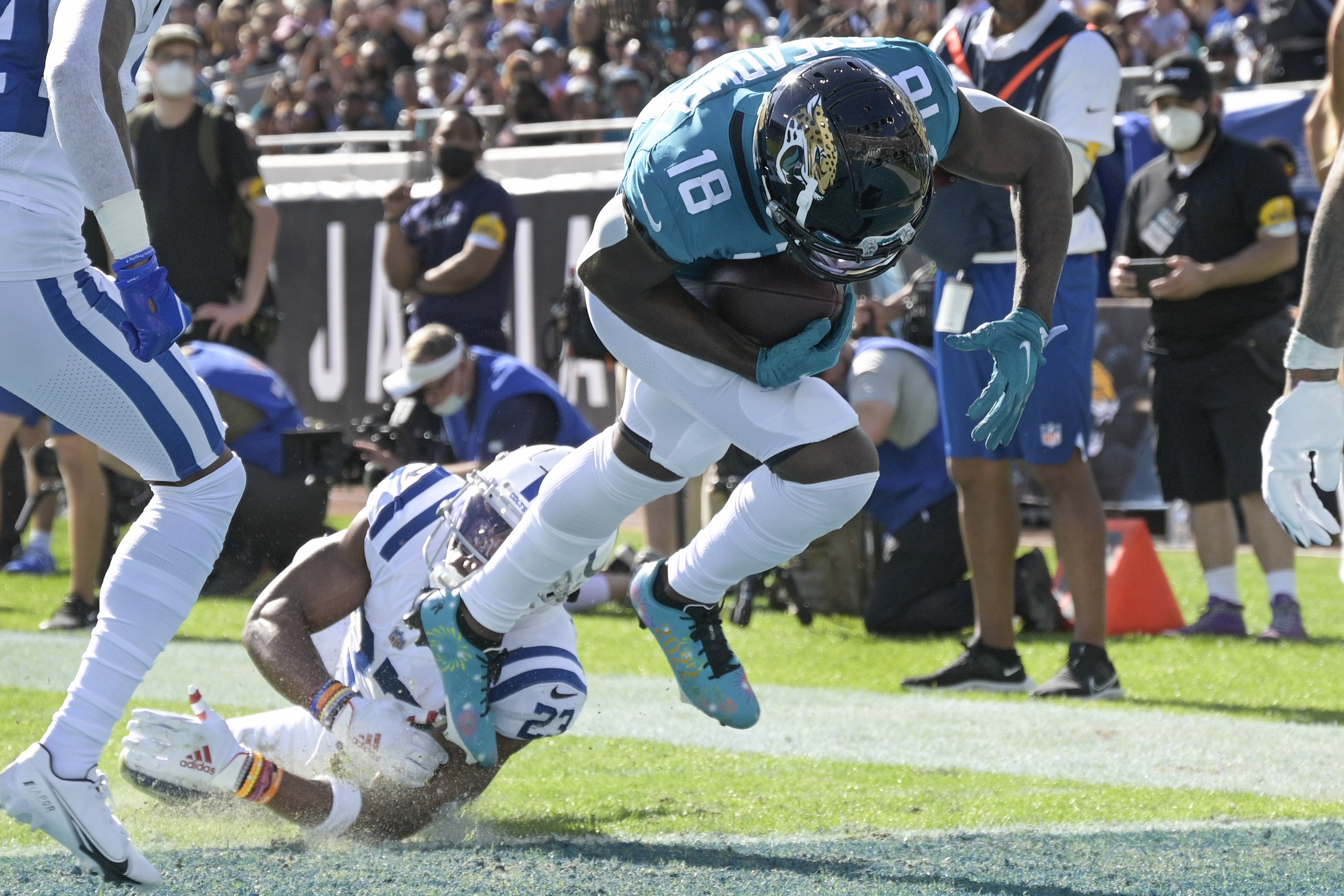 Jaguars fans are now throwing an inflatable clown like a beach ball. : r/ Jaguars