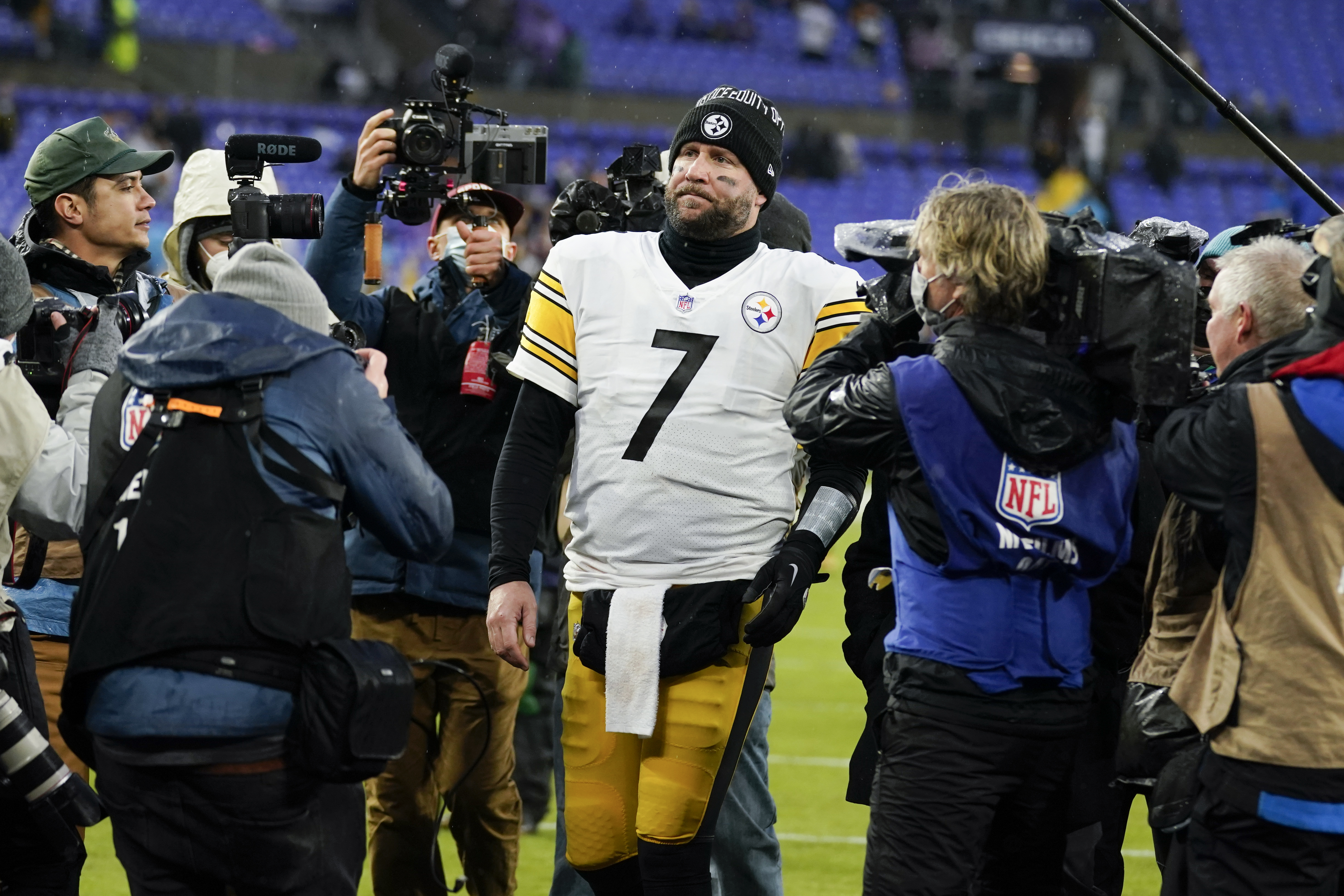 Cool quarterback gives Steelers a lift