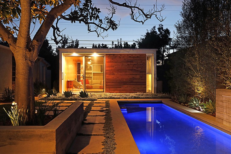 The 320-square-foot Pl&#xfa;s H&#xfa;s by Minarc transforms an &#x201c;old-fashioned&#x201d; property in Santa Monica into a modern live-work compound. (Carolyn Cole/Los Angeles Times/TNS)