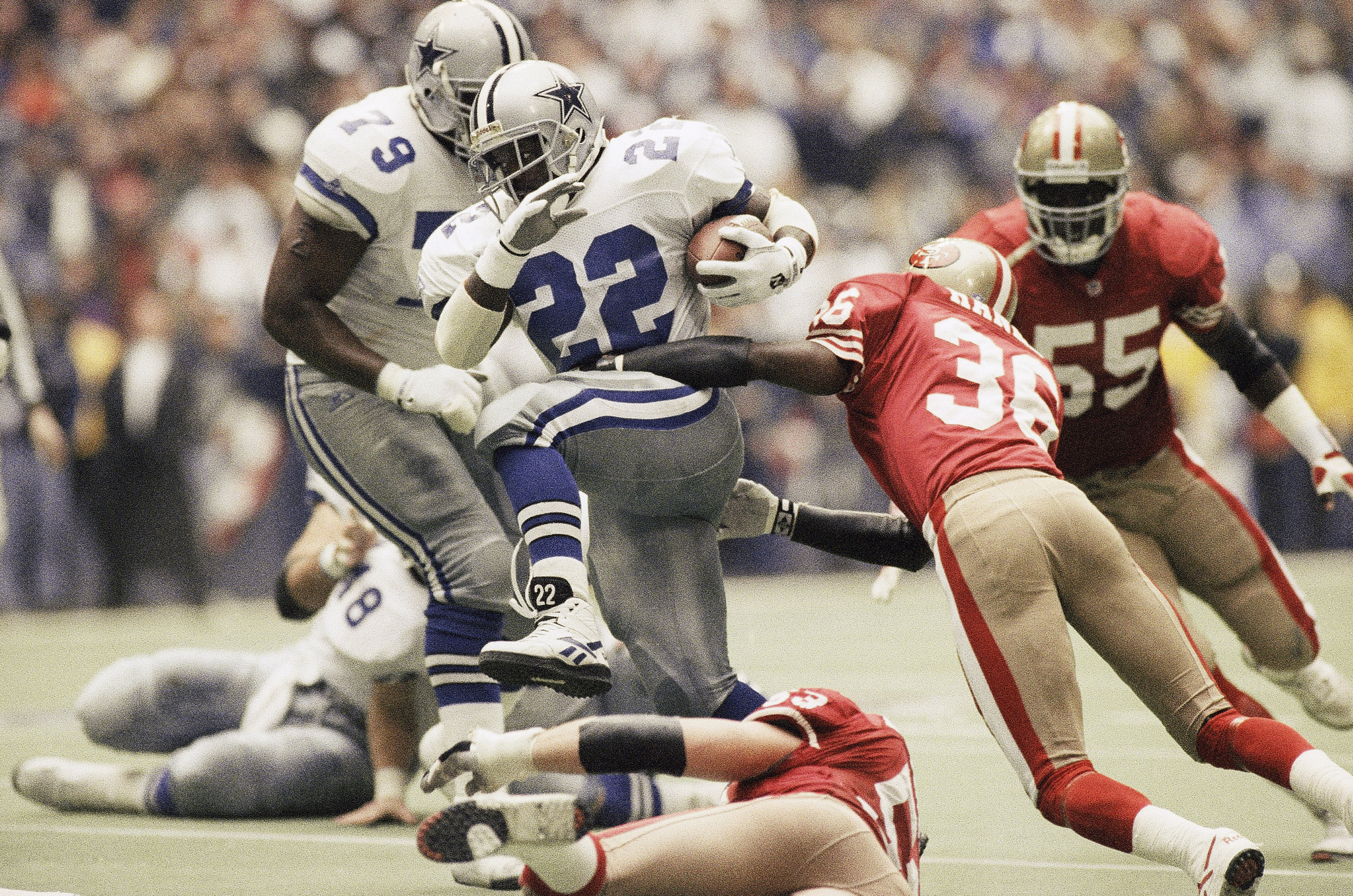 Dallas Cowboys? Emmitt Smith (22) runs for 16 yards against the