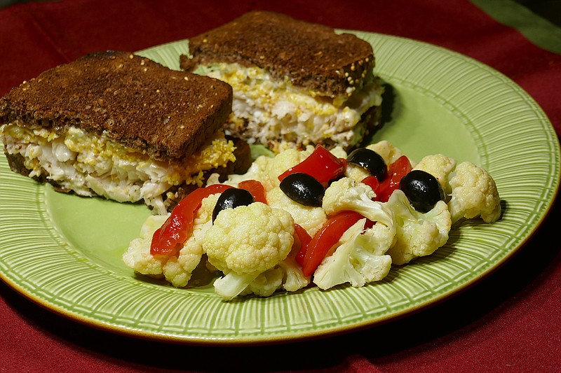 Crispy grouper sandwich supper. (Linda Gassenheimer/TNS)