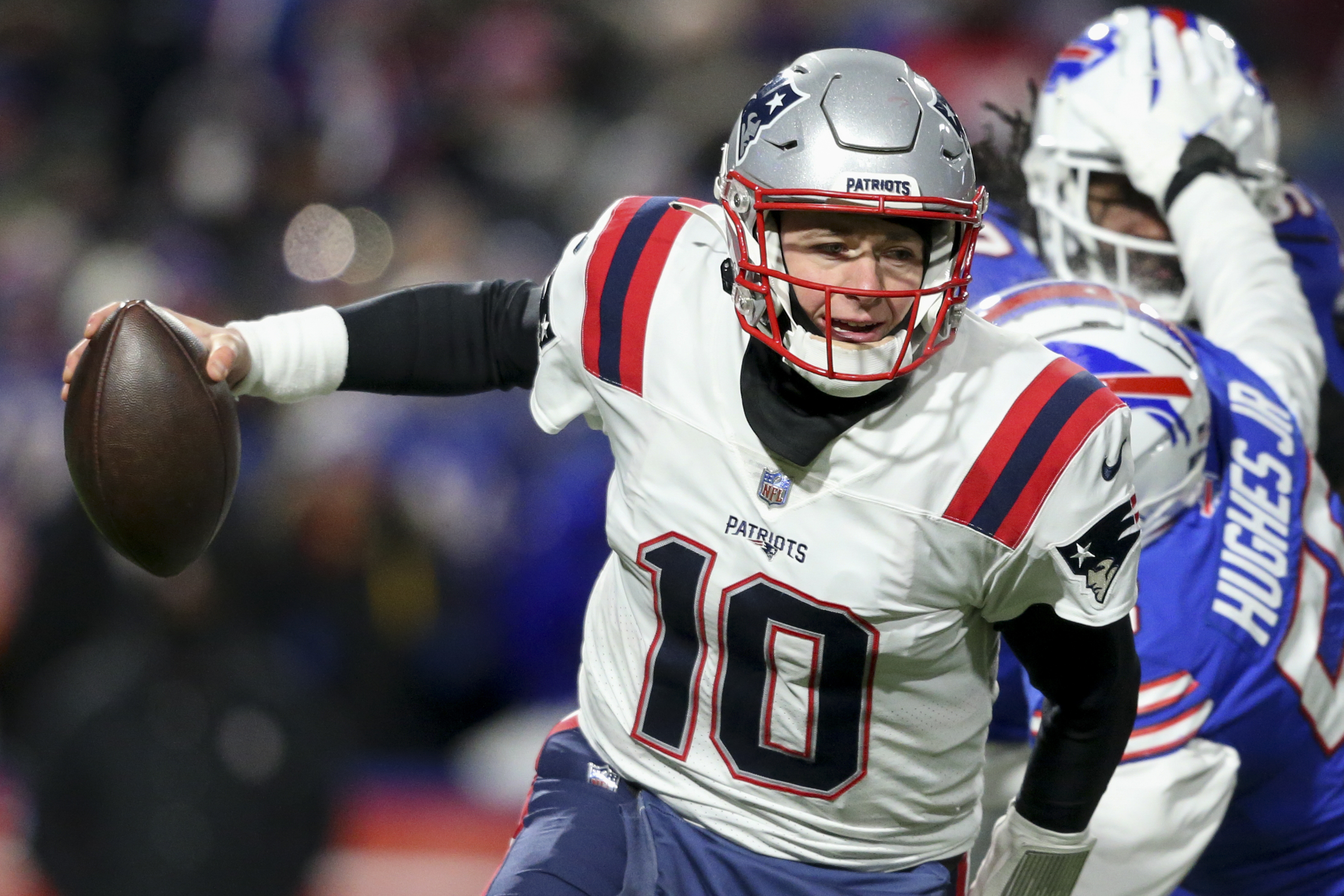 Buffalo Bills tight end Dawson Knox (88) scores a touchdown against New  England Patriots safety …