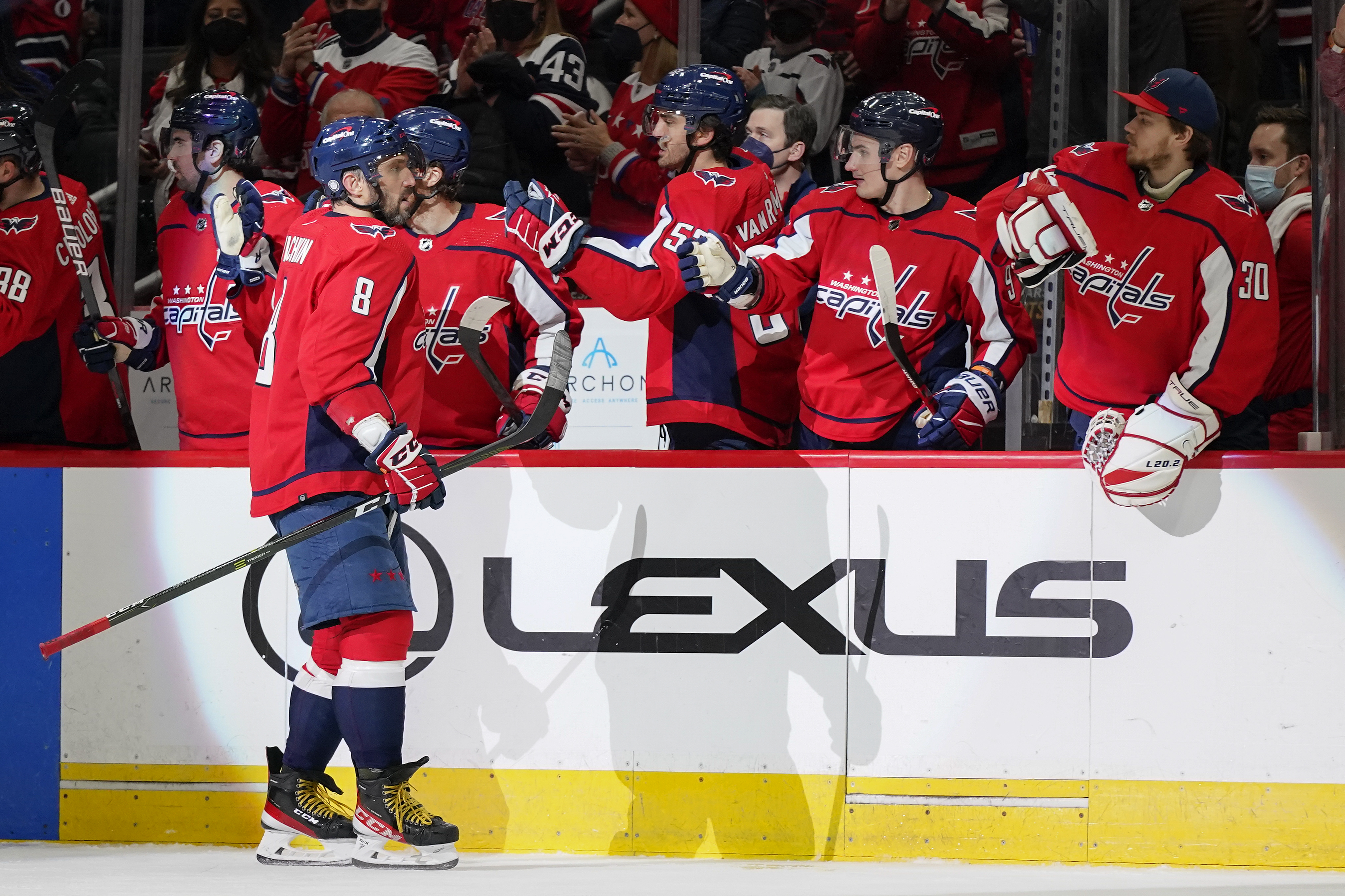 Ovechkin, Capitals beat Flyers in fans' return in Philadelphia