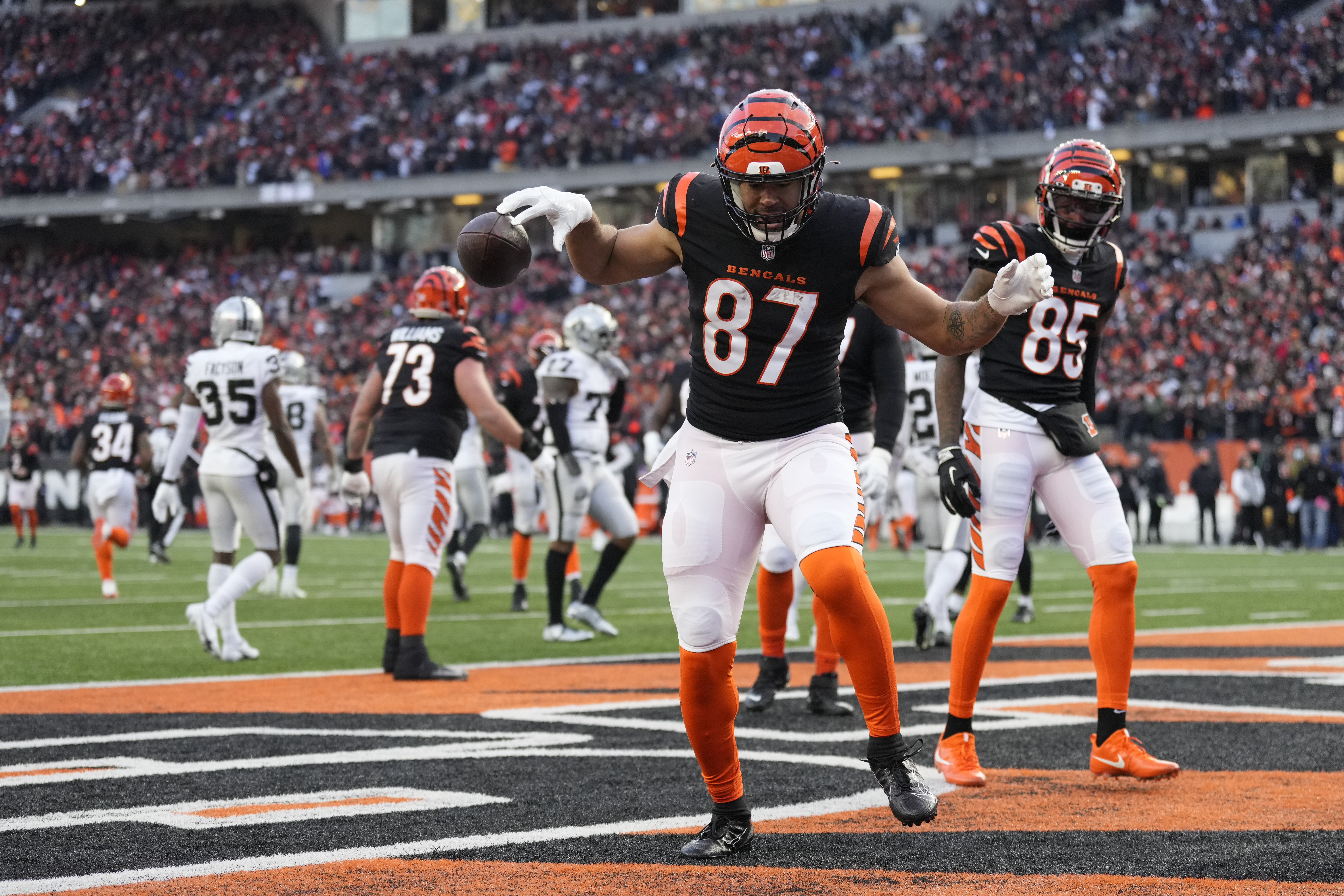 Uzomah, Mixon and the Bengals fan's phone that fell celebrating a TD