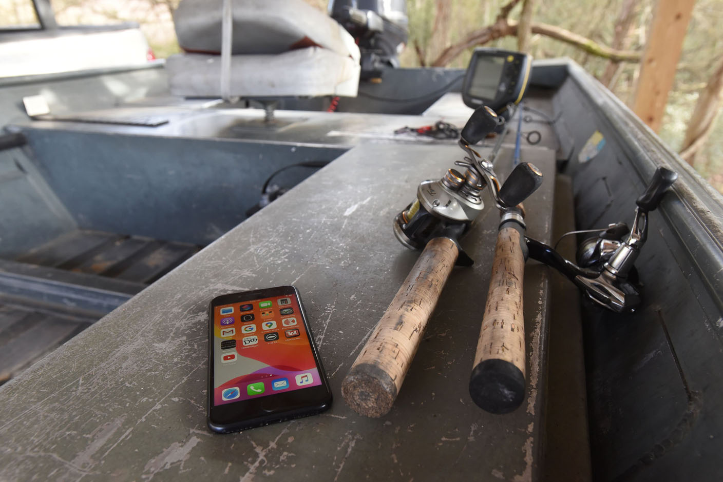 Fishing and phones make a risky mix - Vimarsana News
