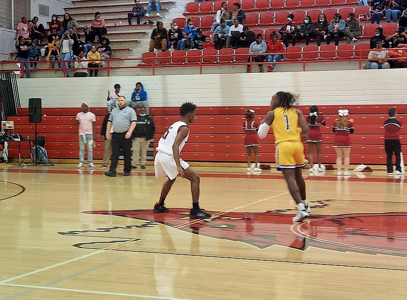 Arkansas High’s Quavy Ross defends Lakeside’s Tavon Johnson during a makeup 5A-South conference game Thursday at Razorback Gym. (Staff photo by Josh Richert)