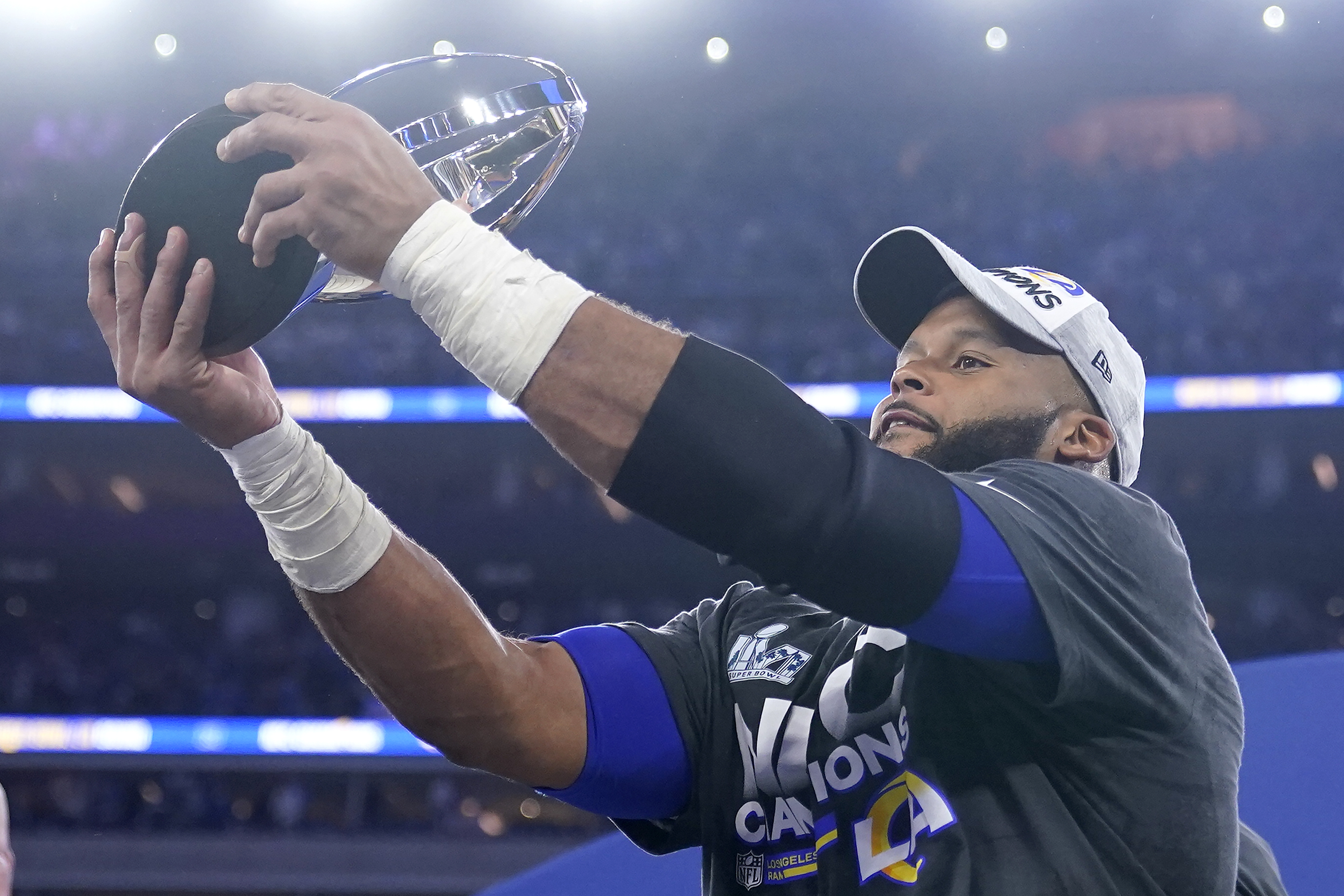 Los Angeles Rams presented with George Halas trophy after winning NFC  Championship