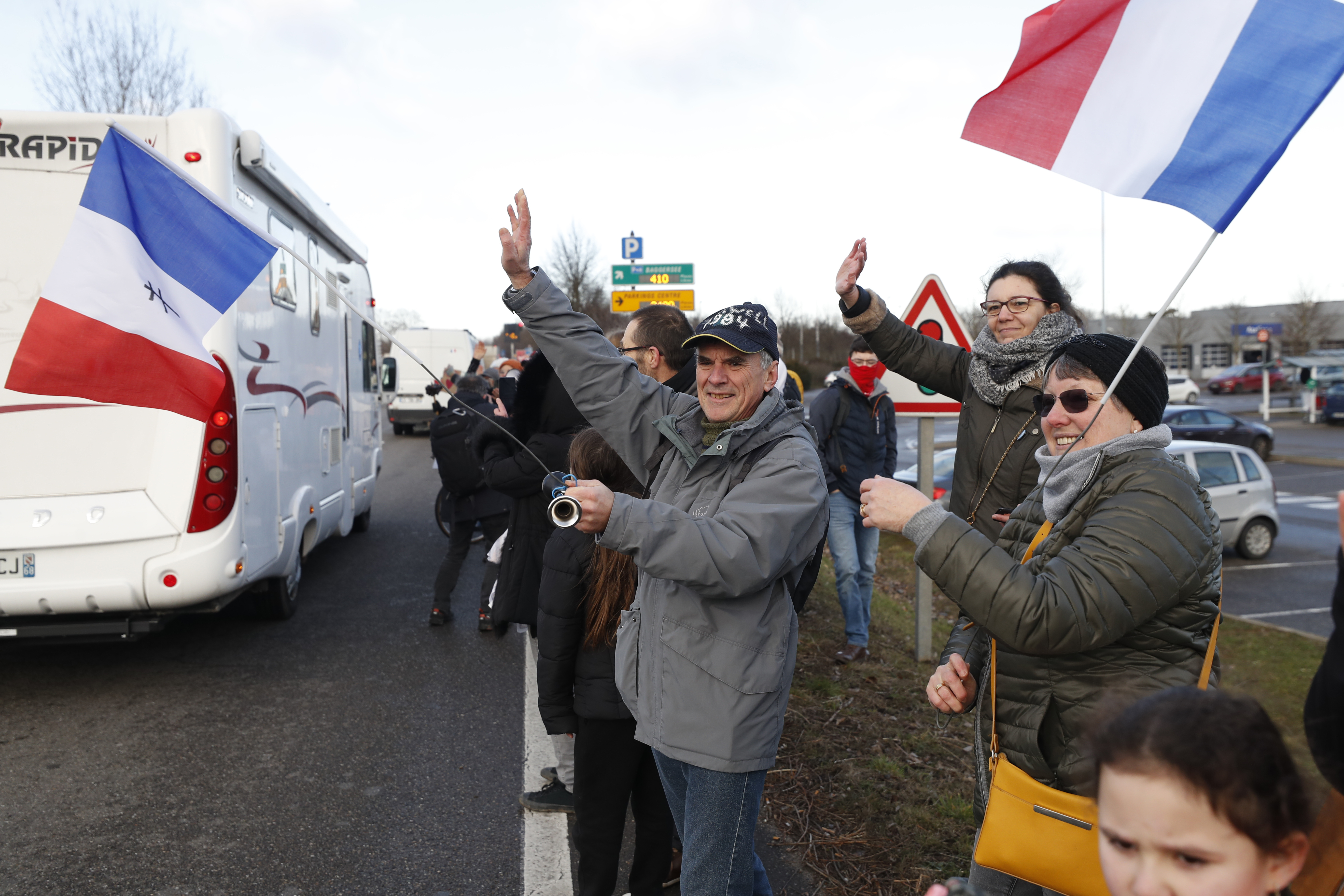 French convoys protesting virus rules move toward Paris - Vimarsana News