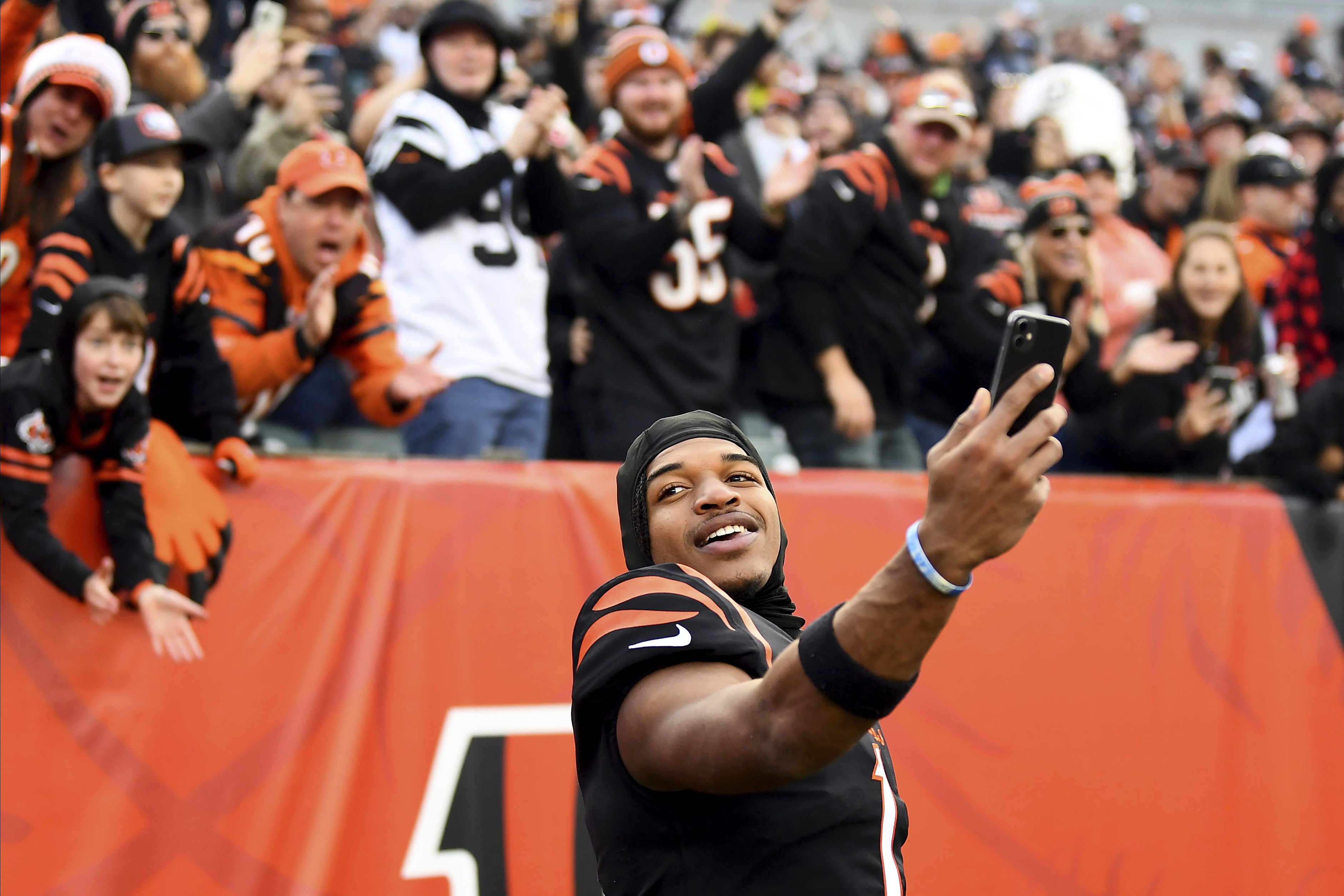 Uzomah, Mixon and the Bengals fan's phone that fell celebrating a TD