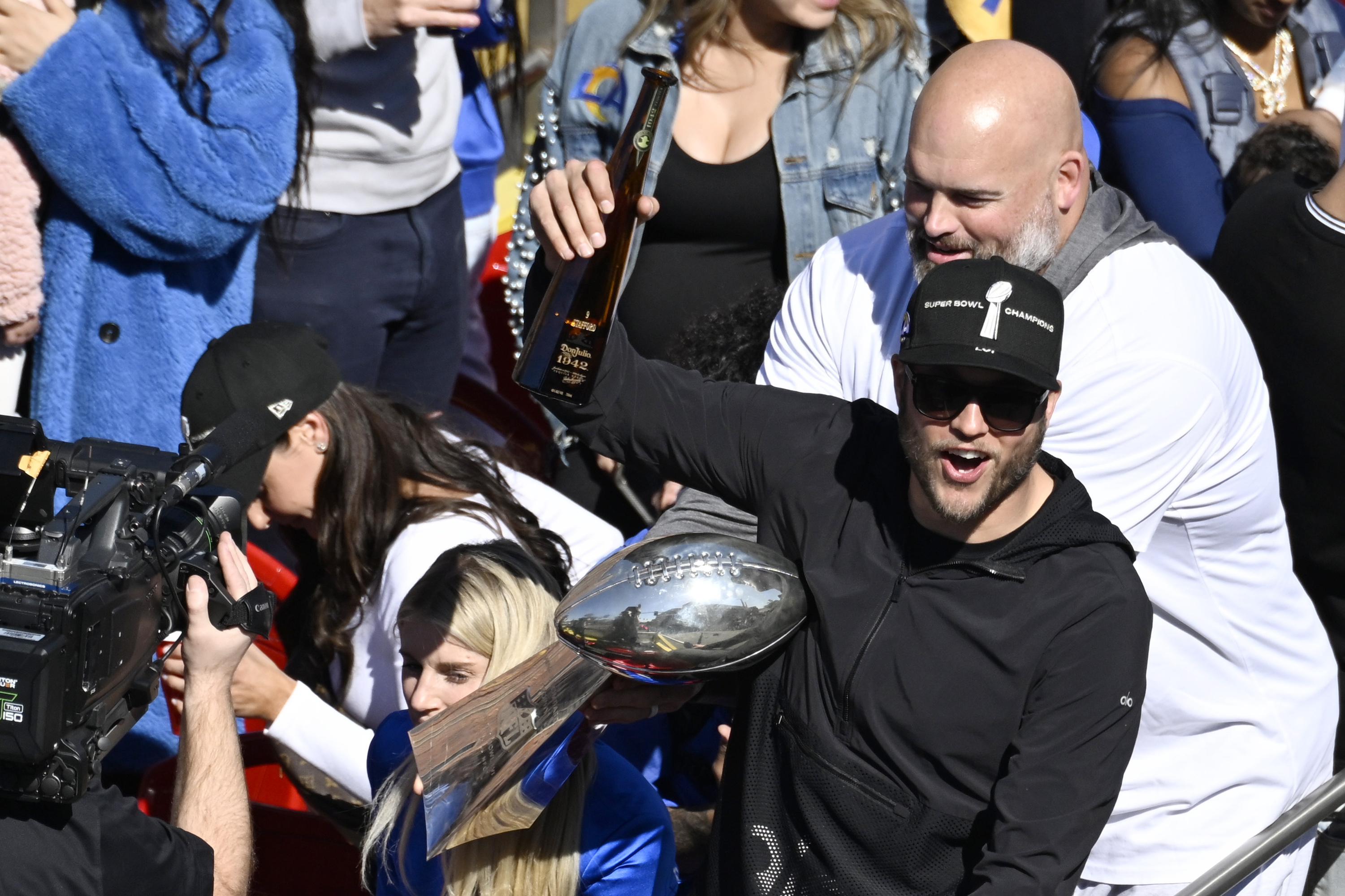 Rams fans cheer Super Bowl champs at L.A. victory parade