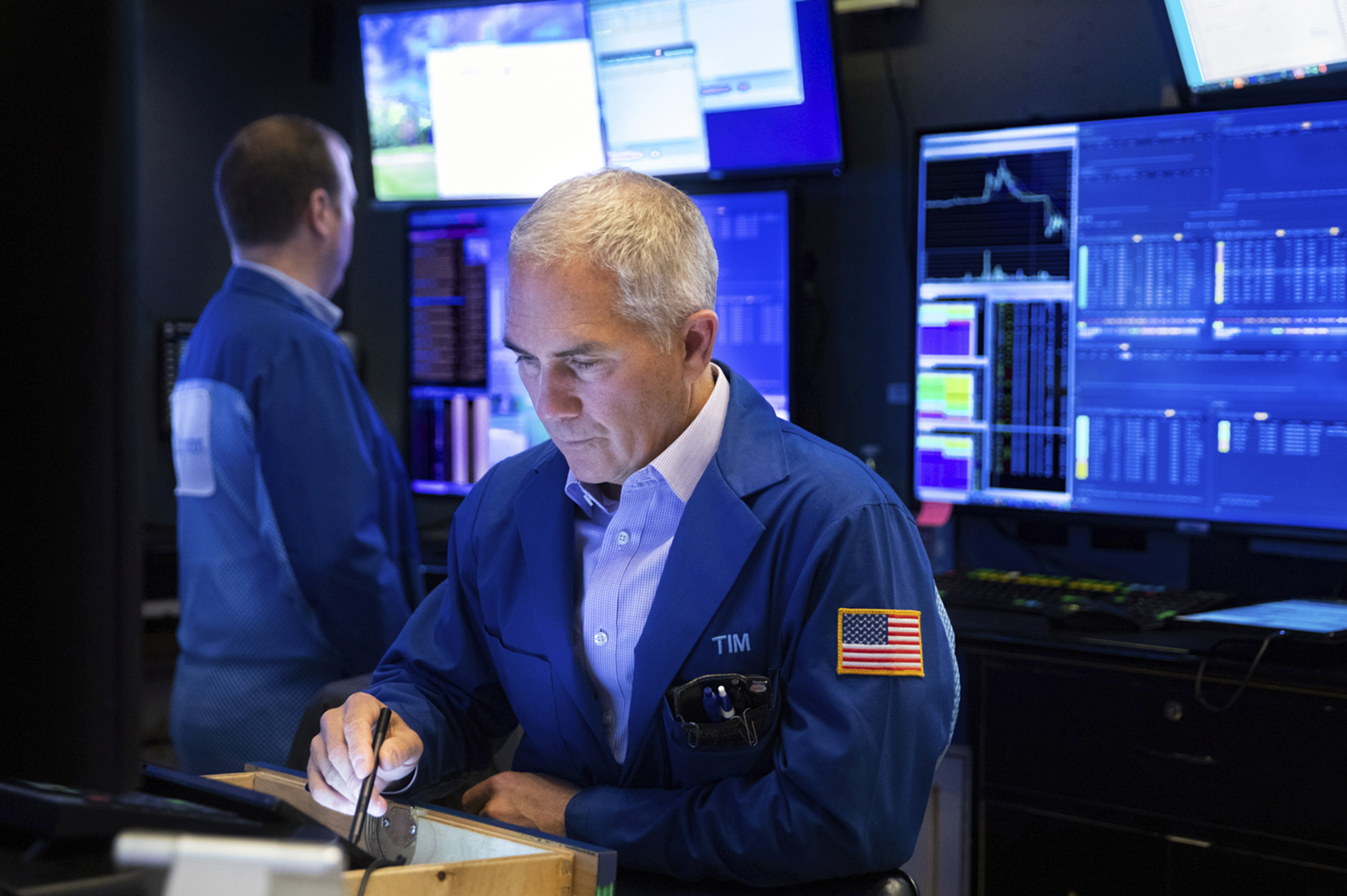 Stocks fall again, handing Wall Street another losing week - Vimarsana News