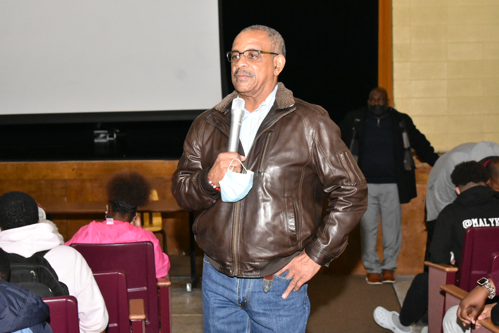 UAM star alumnus meets kids