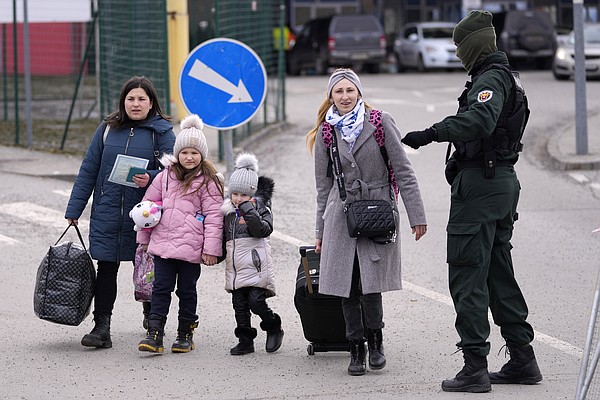 With men fighting in Ukraine, women and children flee alone - Vimarsana News