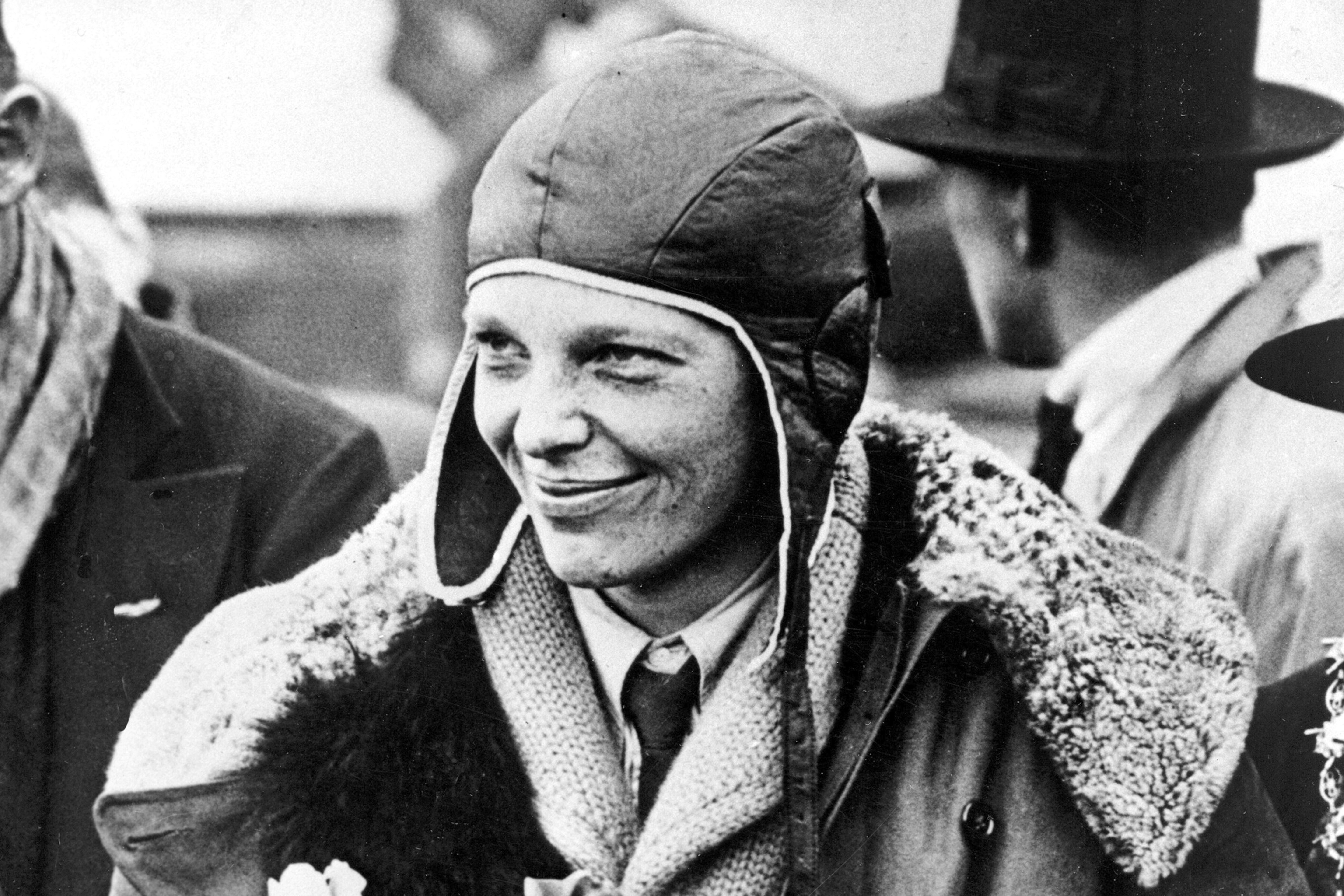 Helmet worn by Amelia Earhart sells for $825,000 at auction - Vimarsana News