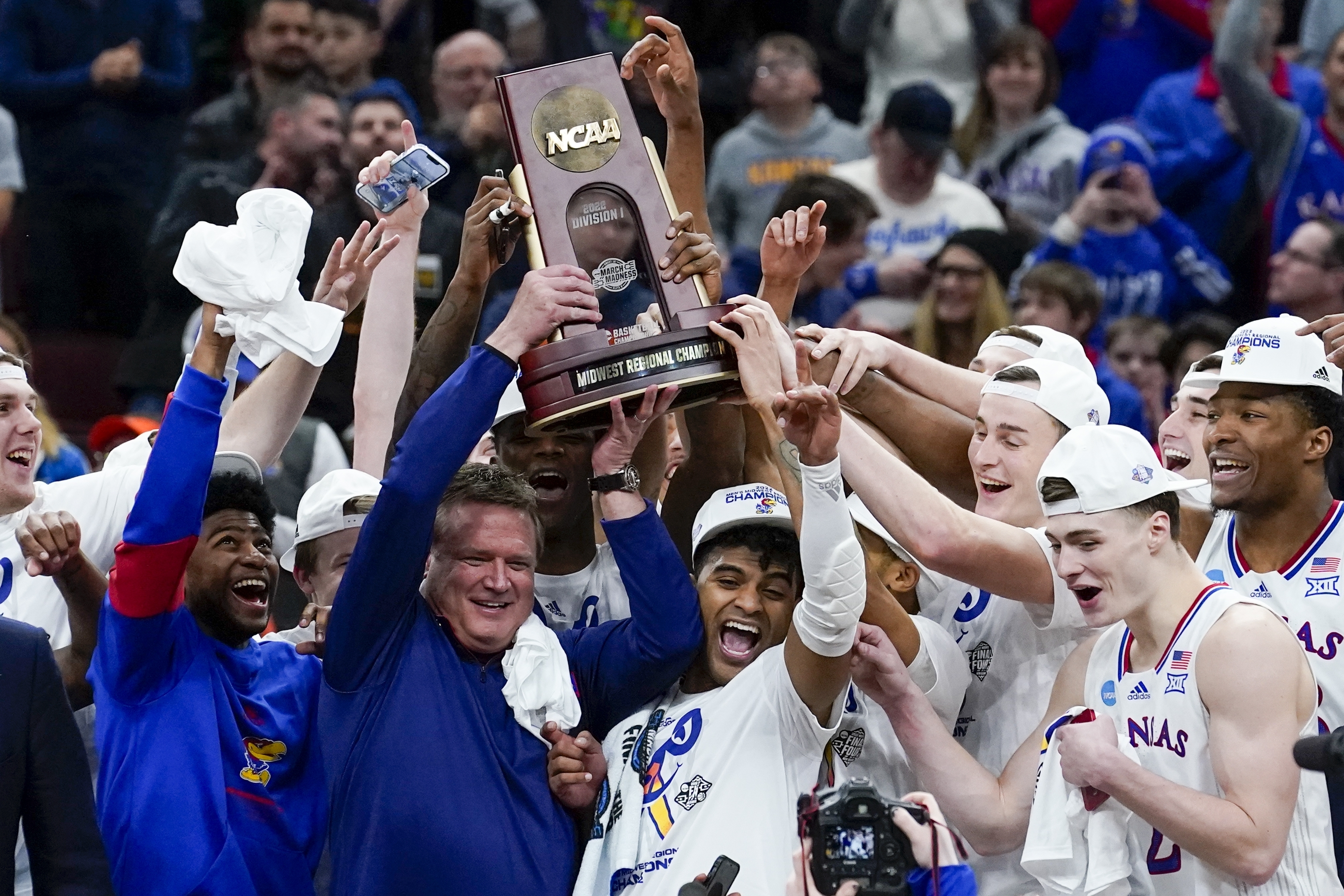 Jayhawks get rolling in 2nd half - Vimarsana News