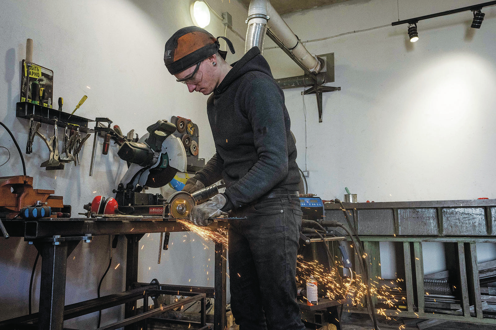 Ukrainian welders turn donated vehicles into army transport - Vimarsana News