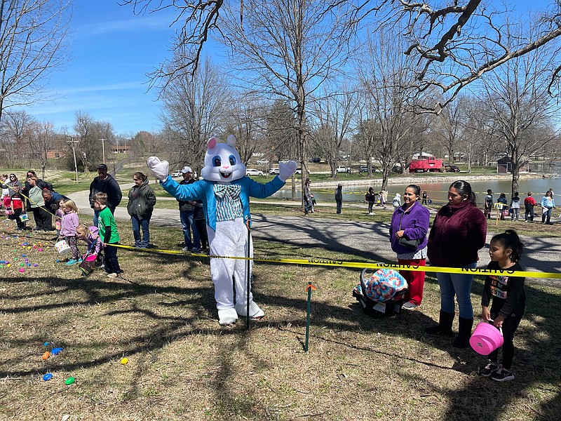 Chamber, Commerce Bank host Easter egg hunt California Democrat