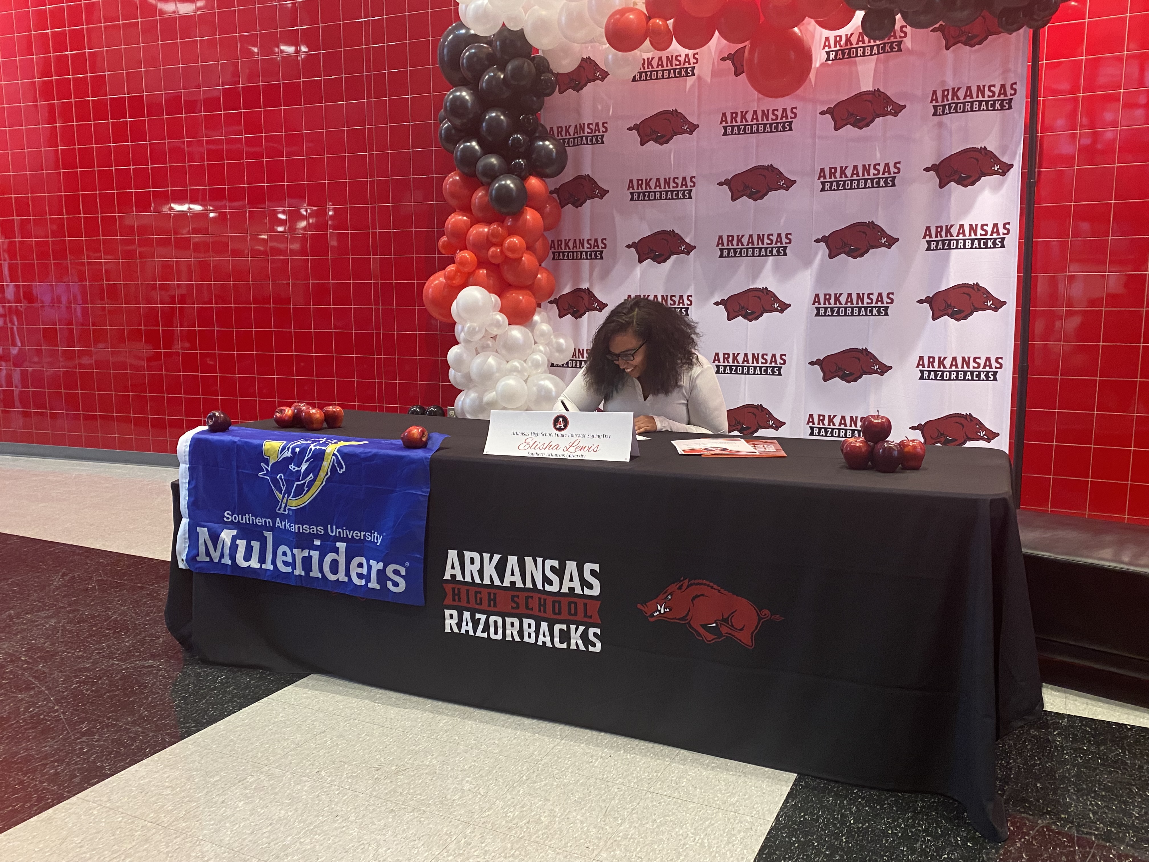 Arkansas High School seniors sign letters of intent to become educators - Vimarsana News