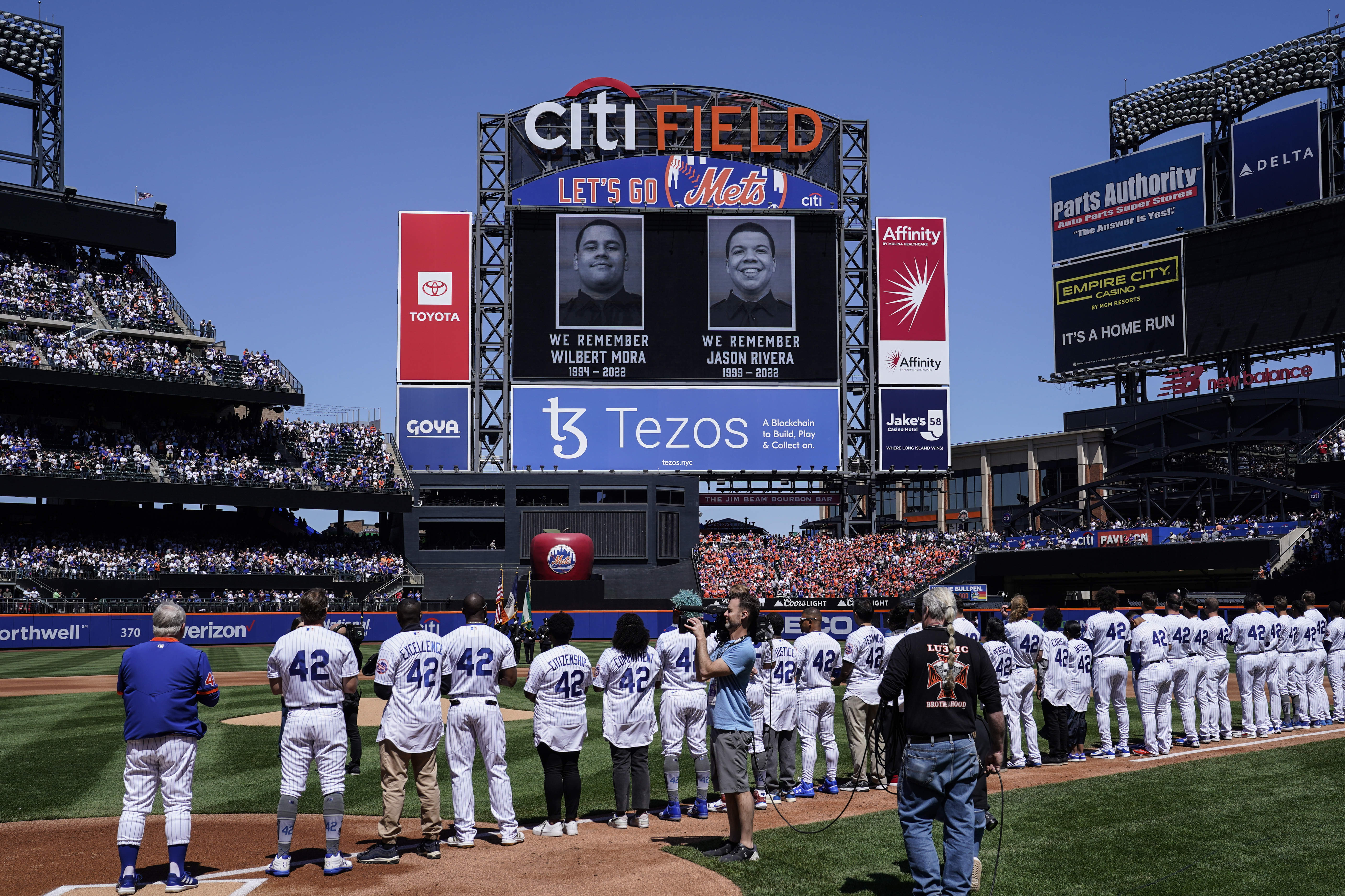 Mets 9/11 cleats: New York Mets score 9 runs off 11 hits to win against  Arizona Diamondbacks on anniversary of September 11 attacks - CBS News